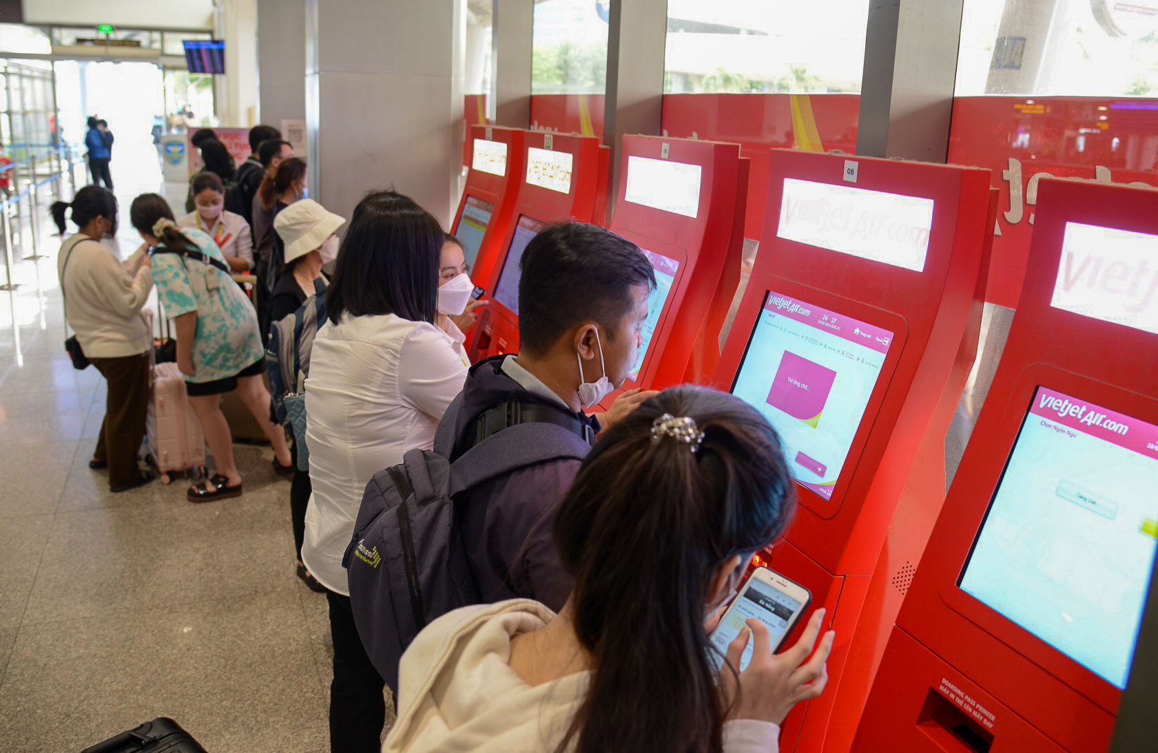 Hành khách xếp hàng dài tại sân bay Tân Sơn Nhất để về quê đón Tết  - Ảnh 9.