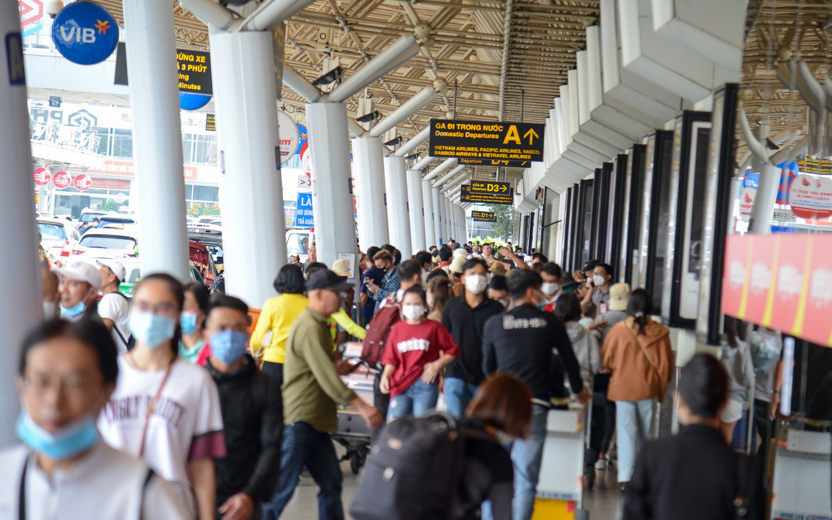 Hành khách xếp hàng dài tại sân bay Tân Sơn Nhất để về quê đón Tết  - Ảnh 1.