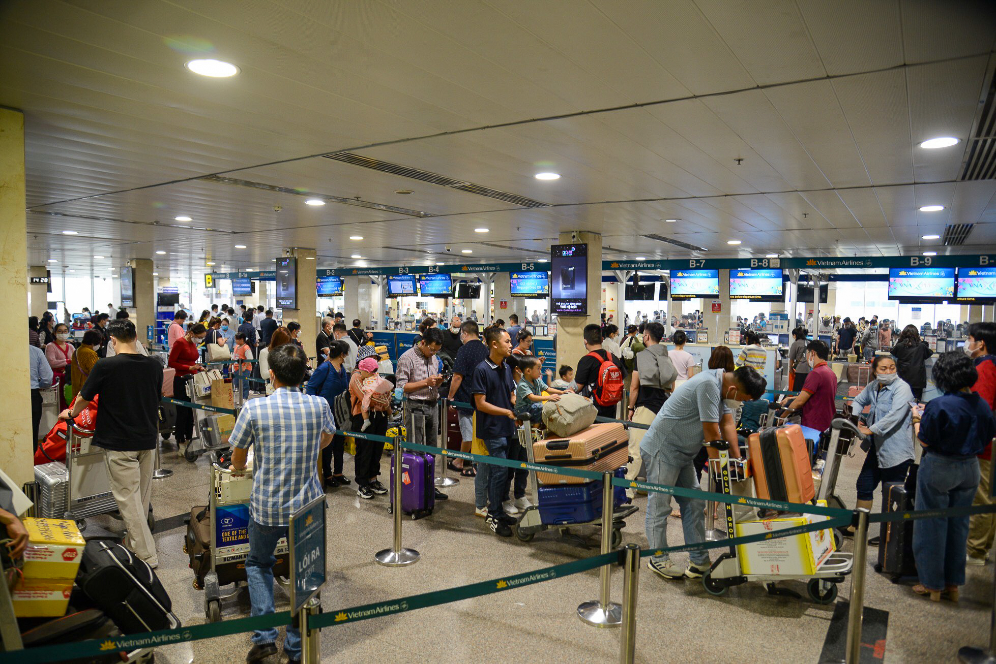 Hành khách xếp hàng dài tại sân bay Tân Sơn Nhất để về quê đón Tết  - Ảnh 6.