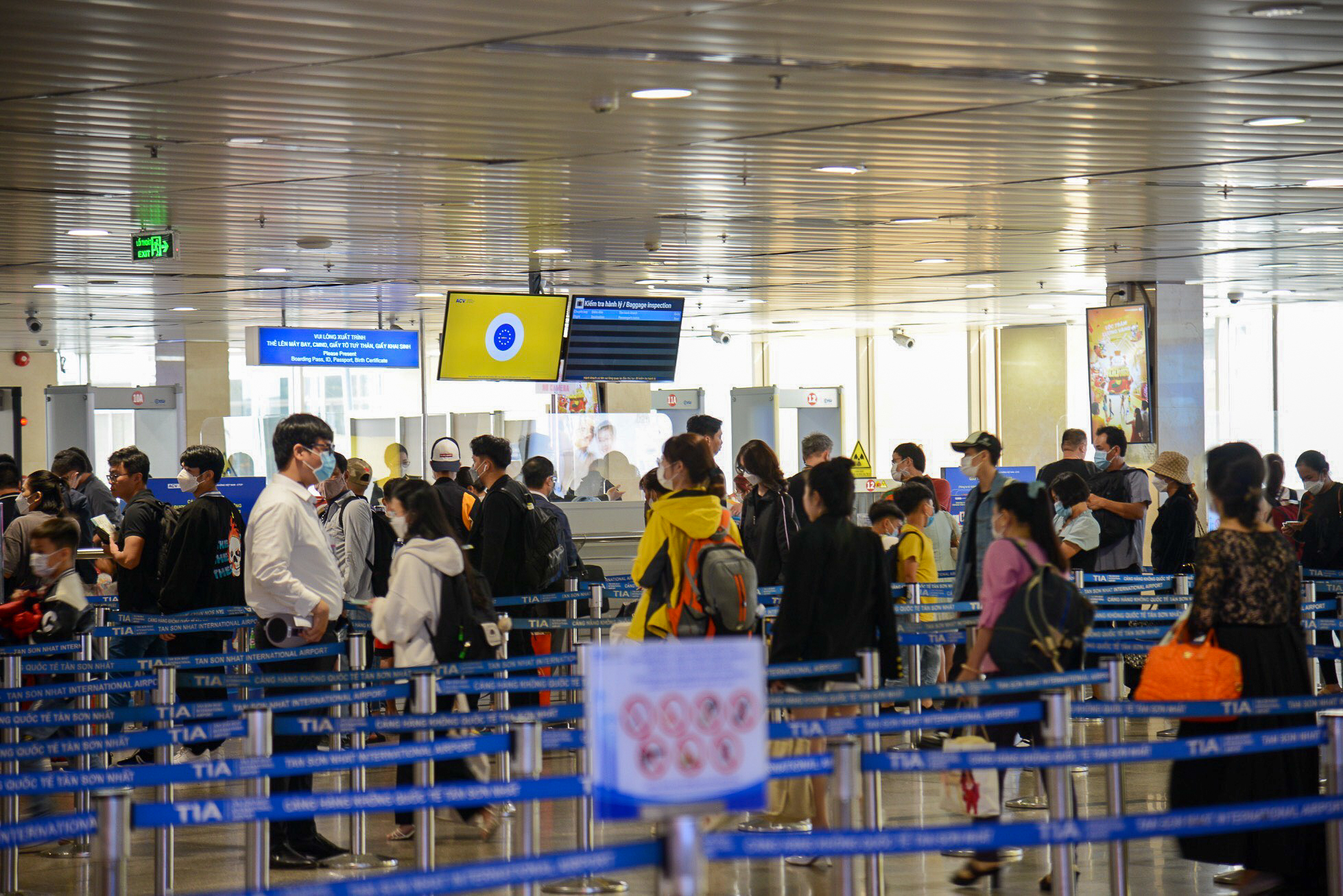 Hành khách xếp hàng dài tại sân bay Tân Sơn Nhất để về quê đón Tết  - Ảnh 11.