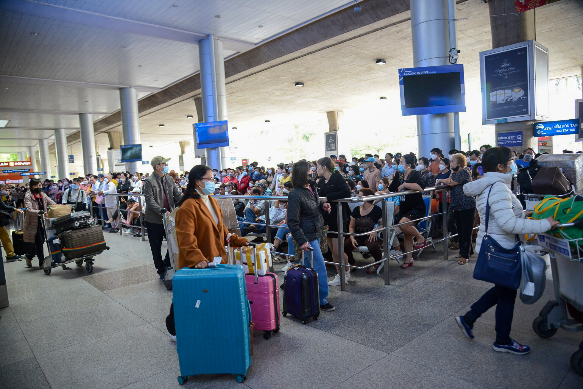 Hành khách xếp hàng dài tại sân bay Tân Sơn Nhất để về quê đón Tết  - Ảnh 12.