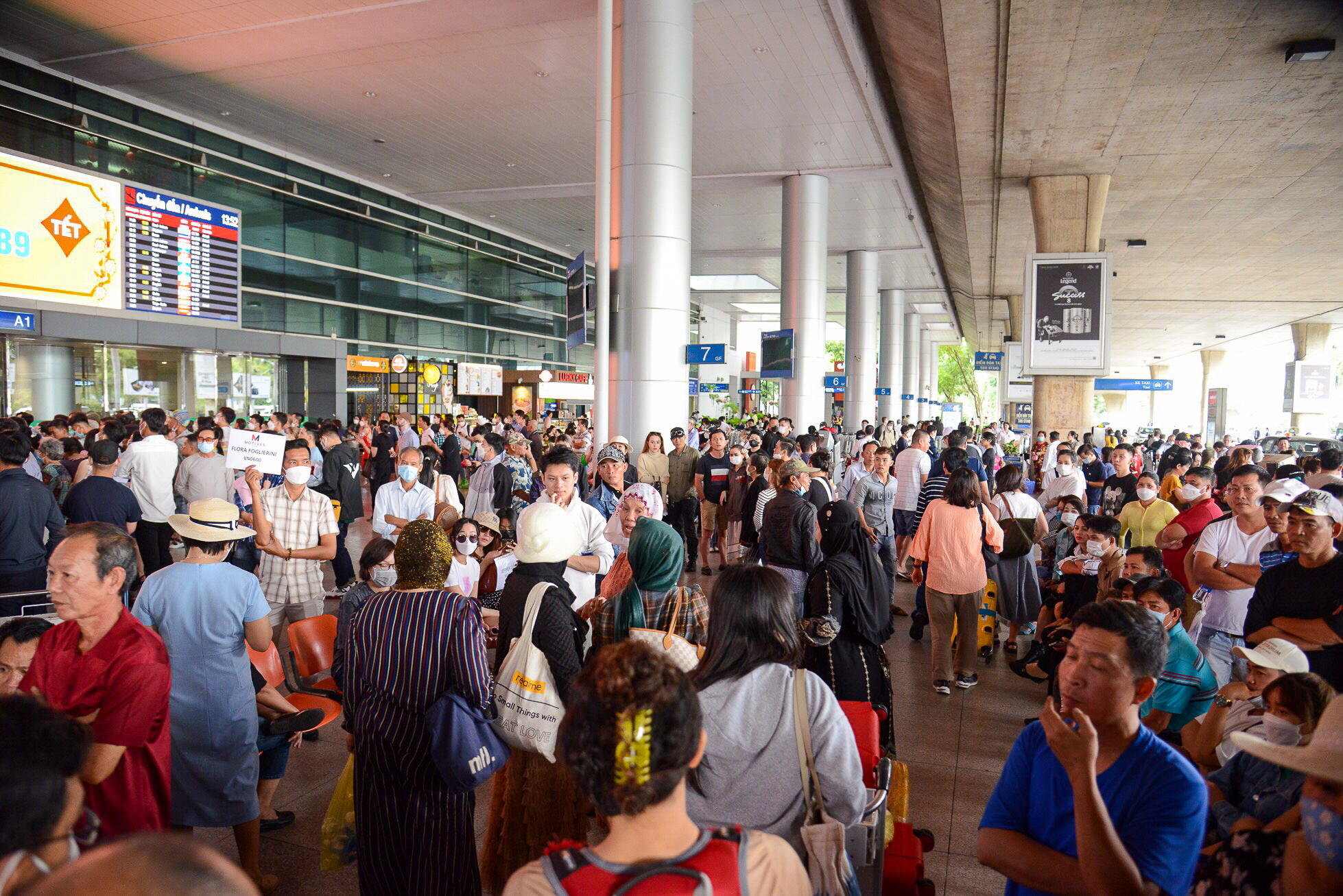 Hành khách xếp hàng dài tại sân bay Tân Sơn Nhất để về quê đón Tết  - Ảnh 2.
