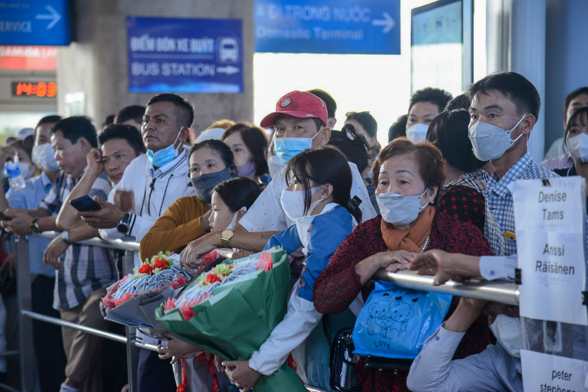 Hành khách xếp hàng dài tại sân bay Tân Sơn Nhất để về quê đón Tết  - Ảnh 13.