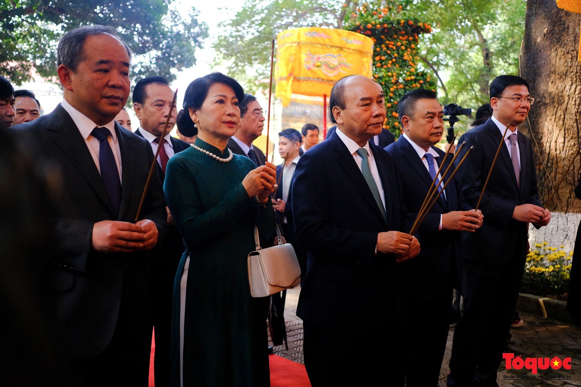 Chủ tịch nước Nguyễn Xuân Phúc cùng kiều bào thả cá chép tiễn ông Táo - Ảnh 5.