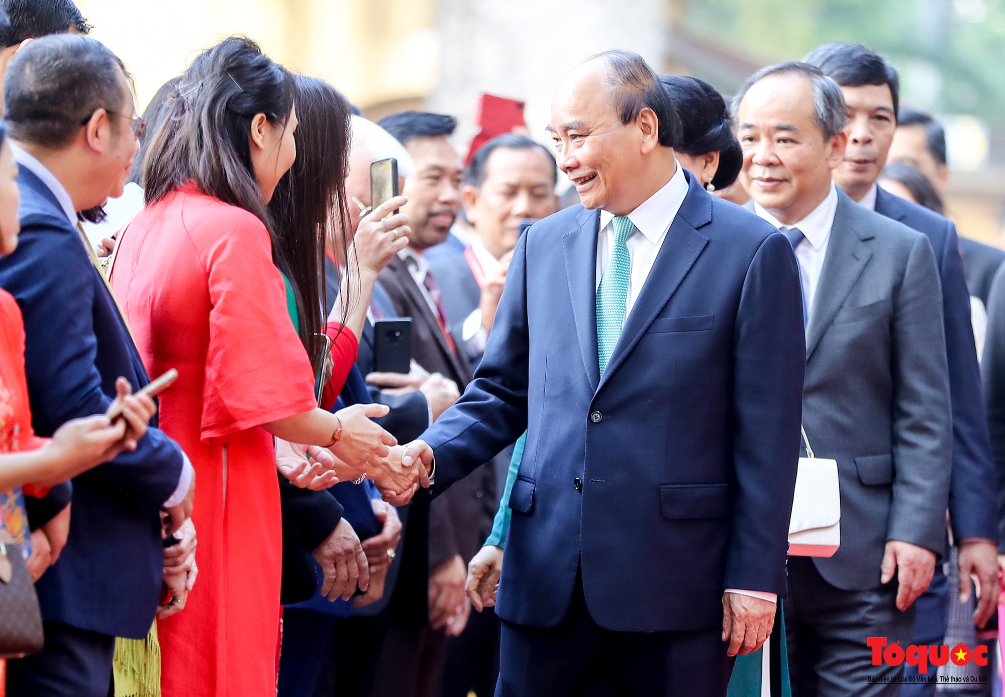 Chủ tịch nước Nguyễn Xuân Phúc cùng kiều bào thả cá chép tiễn ông Táo - Ảnh 4.