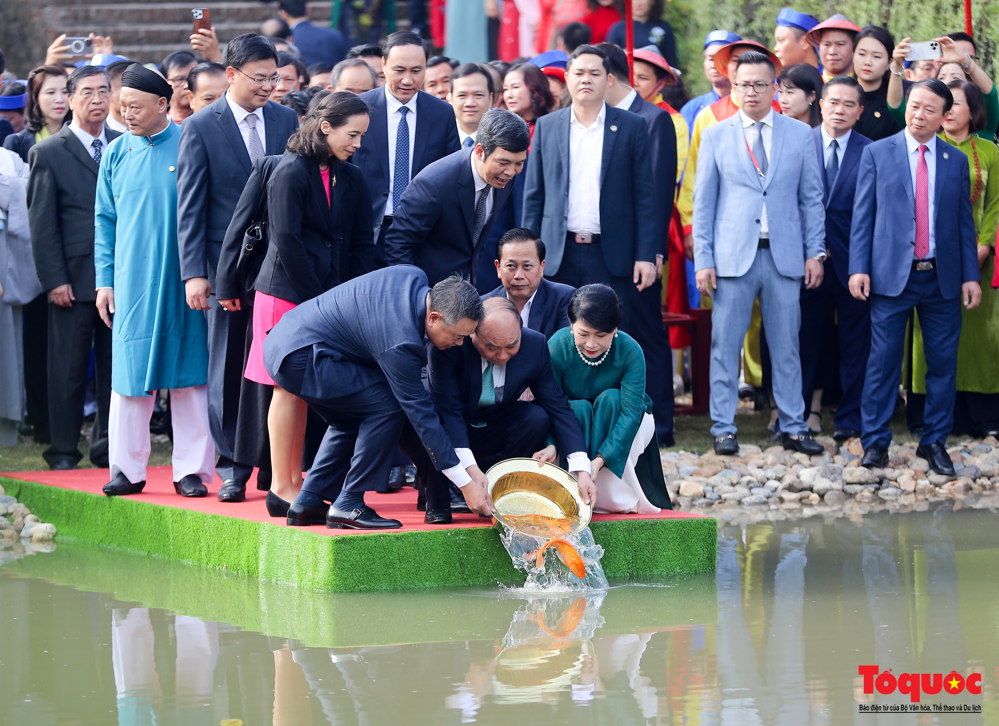 Chủ tịch nước Nguyễn Xuân Phúc cùng kiều bào thả cá chép tiễn ông Táo - Ảnh 13.