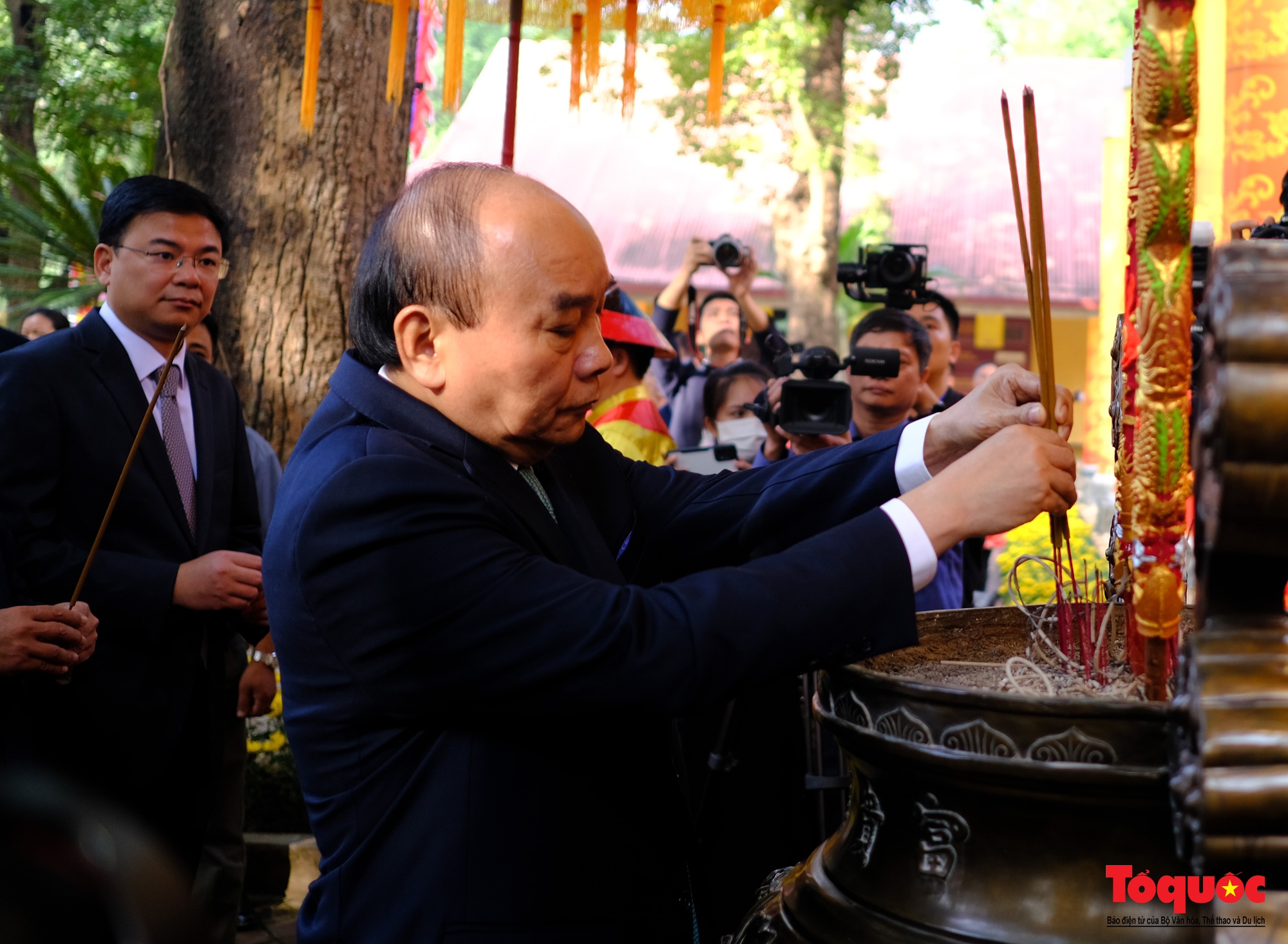 Chủ tịch nước Nguyễn Xuân Phúc cùng kiều bào thả cá chép tiễn ông Táo - Ảnh 6.