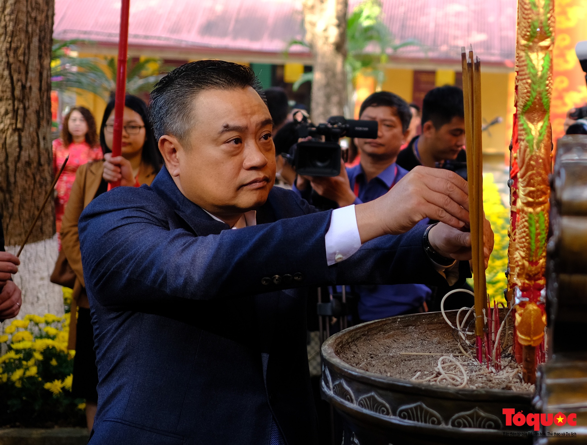 Chủ tịch nước Nguyễn Xuân Phúc cùng kiều bào thả cá chép tiễn ông Táo - Ảnh 7.
