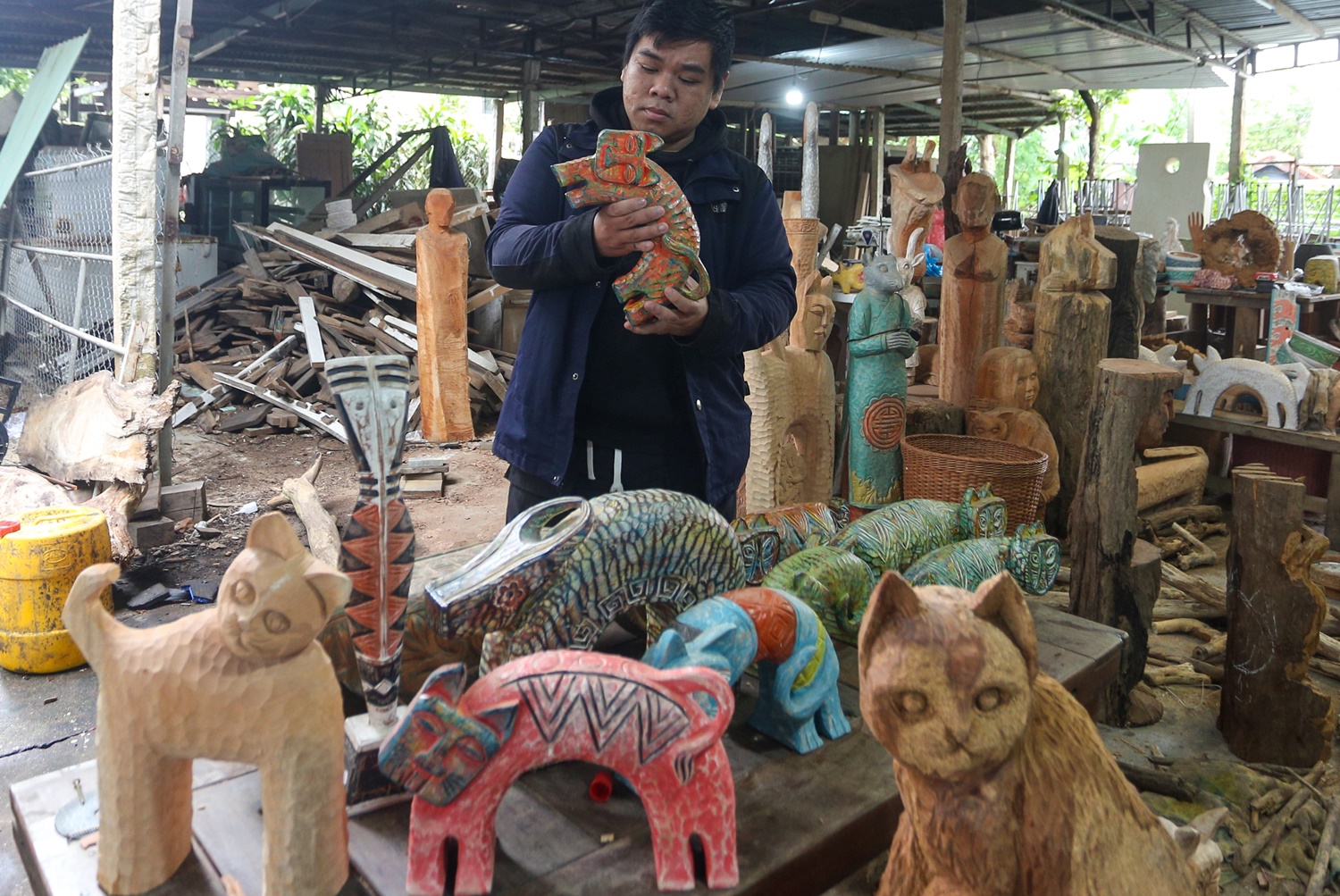 Độc đáo hơn 100 tượng mèo được chế tác từ củi lũ dạt vào bờ biển Hội An - Ảnh 13.
