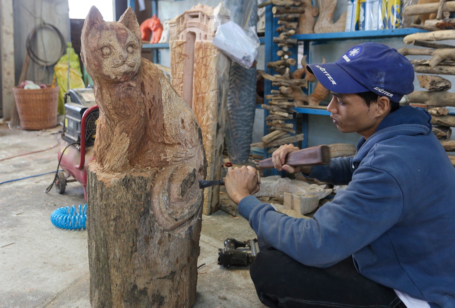 Độc đáo hơn 100 tượng mèo được chế tác từ củi lũ dạt vào bờ biển Hội An - Ảnh 4.