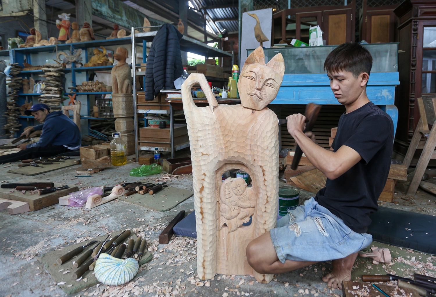 Độc đáo hơn 100 tượng mèo được chế tác từ củi lũ dạt vào bờ biển Hội An - Ảnh 7.