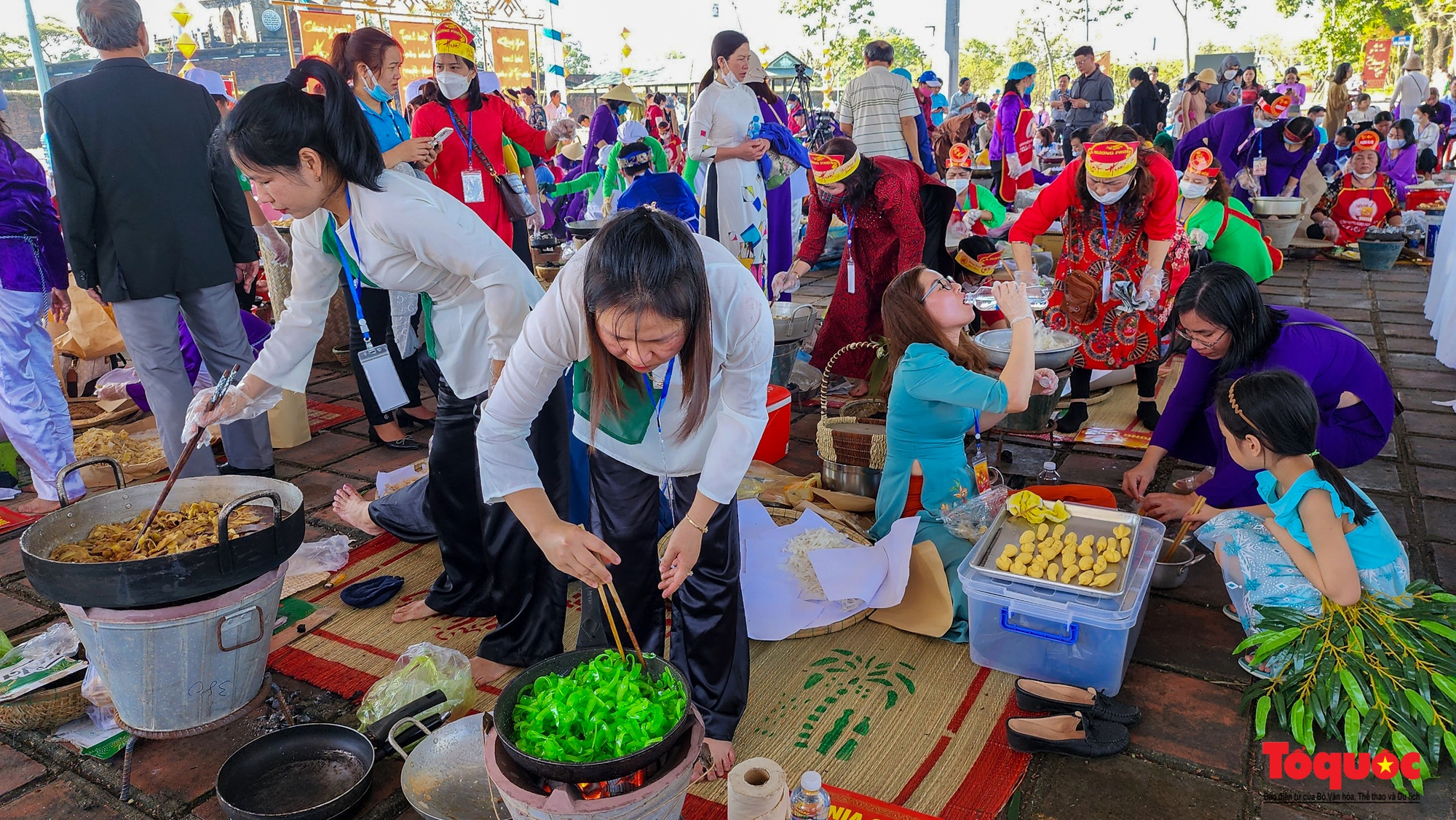 Trổ tài làm mứt và bánh Tết Huế để tặng cho người nghèo - Ảnh 13.