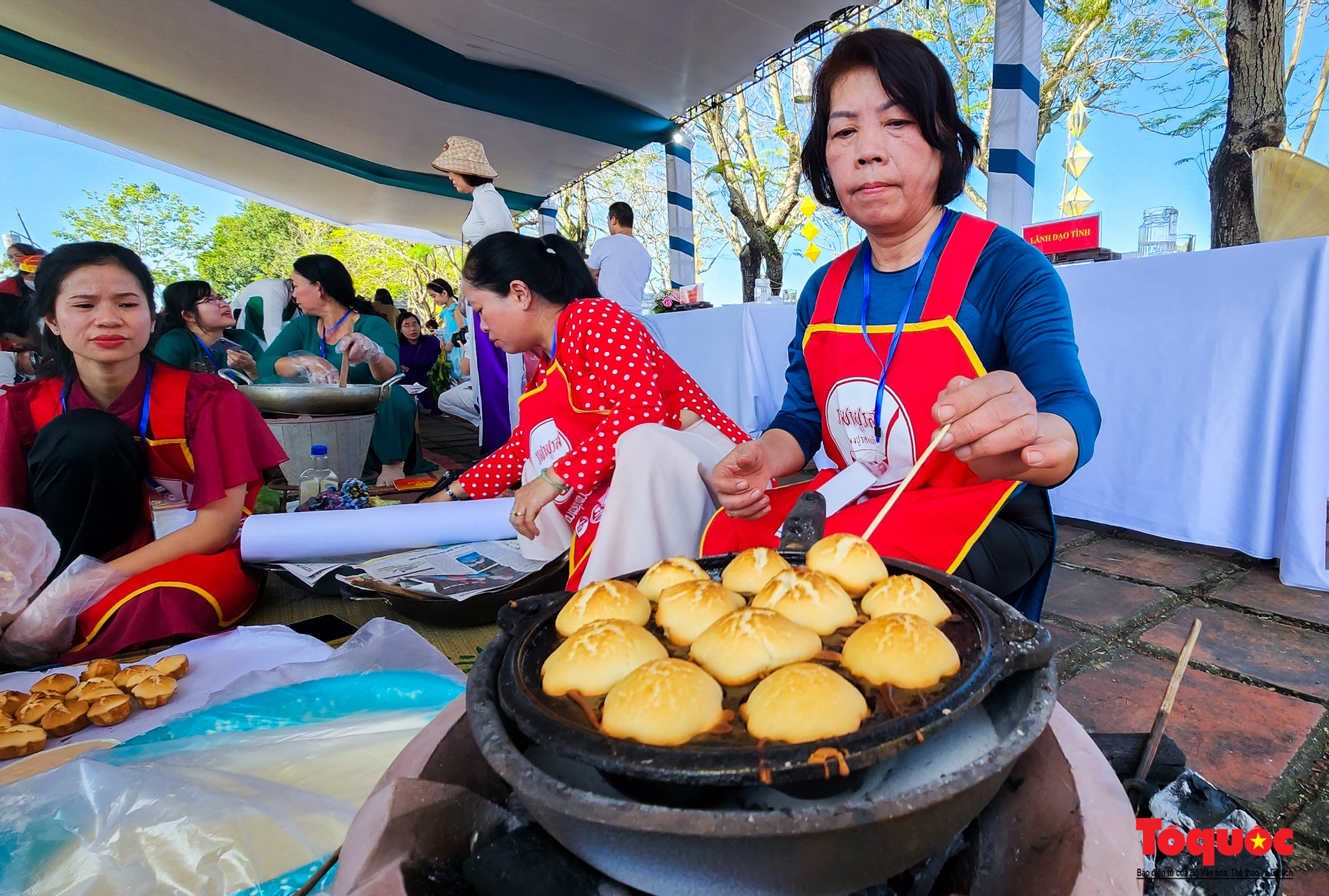 Trổ tài làm mứt và bánh Tết Huế để tặng cho người nghèo - Ảnh 8.