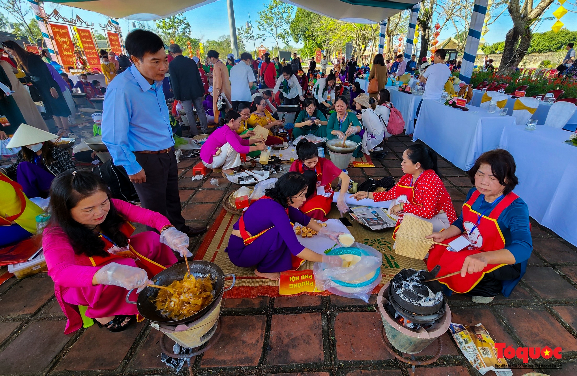 Trổ tài làm mứt và bánh Tết Huế để tặng cho người nghèo - Ảnh 3.