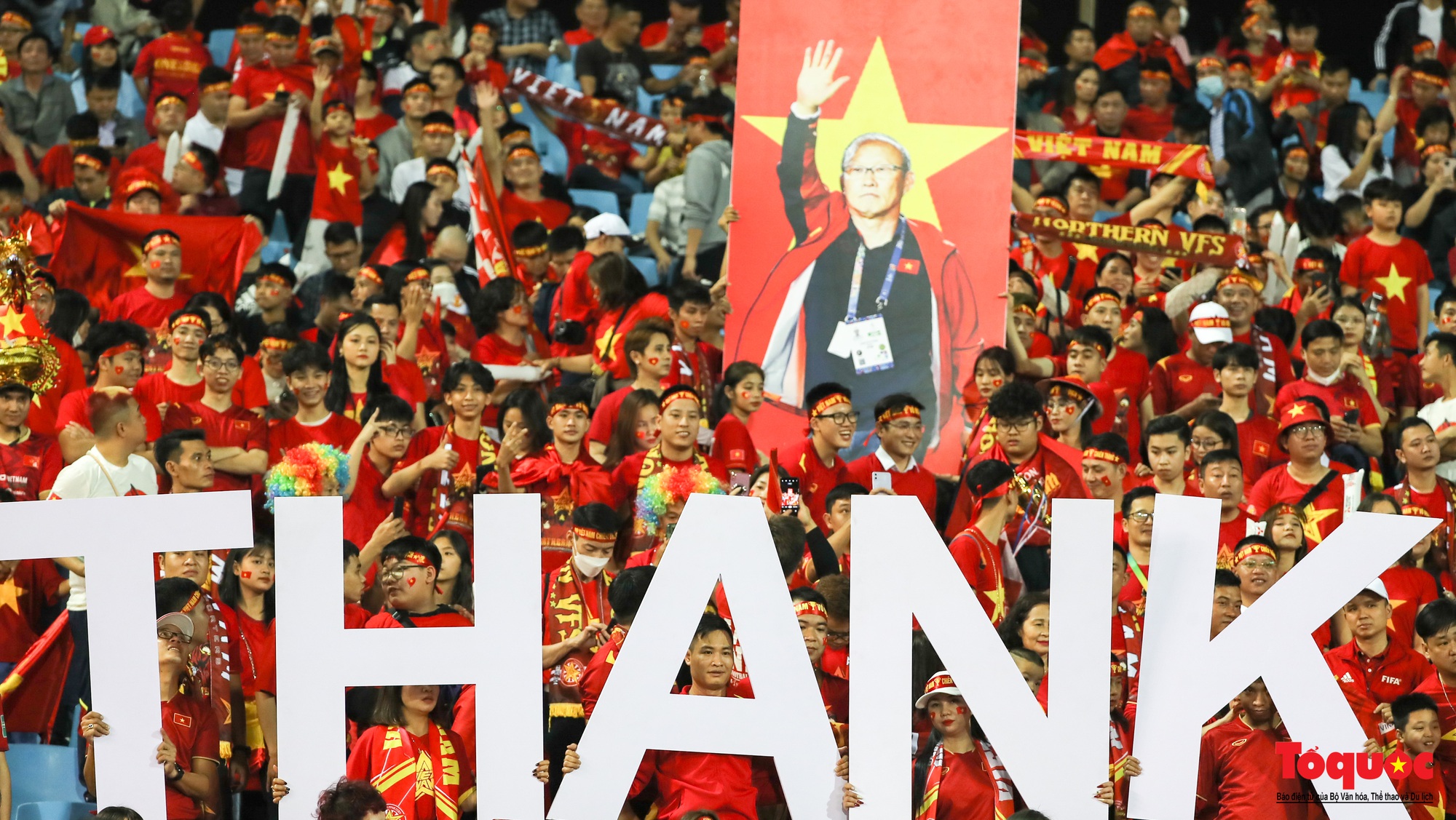 Xúc động hình ảnh CĐV Việt Nam tri ân HLV Park Hang Seo - Ảnh 16.
