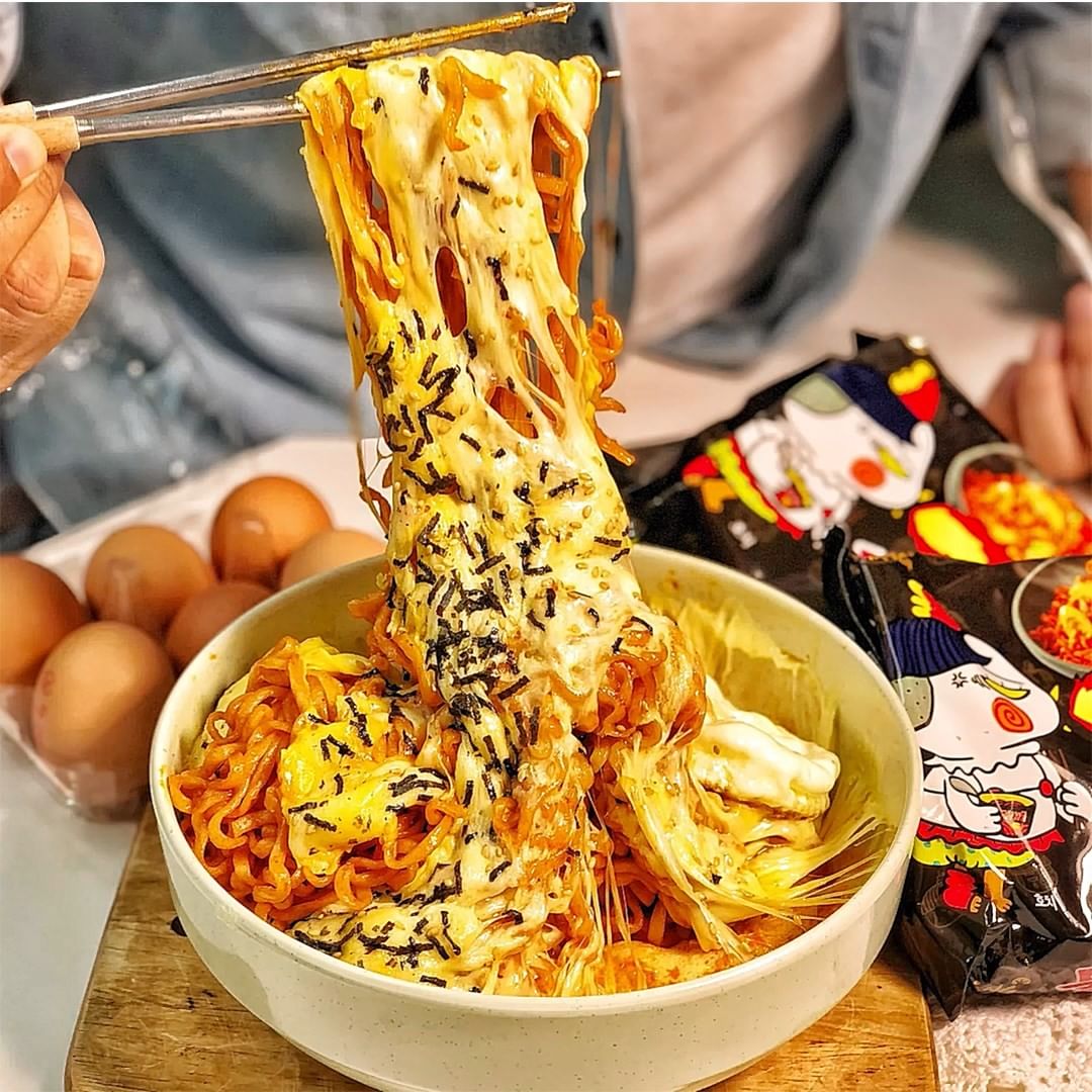 Món ăn “gây sốt” gần đây: Mì cay Hàn Quốc kết hợp với nguyên liệu quen thuộc của Việt Nam ngon bất ngờ - Ảnh 2.