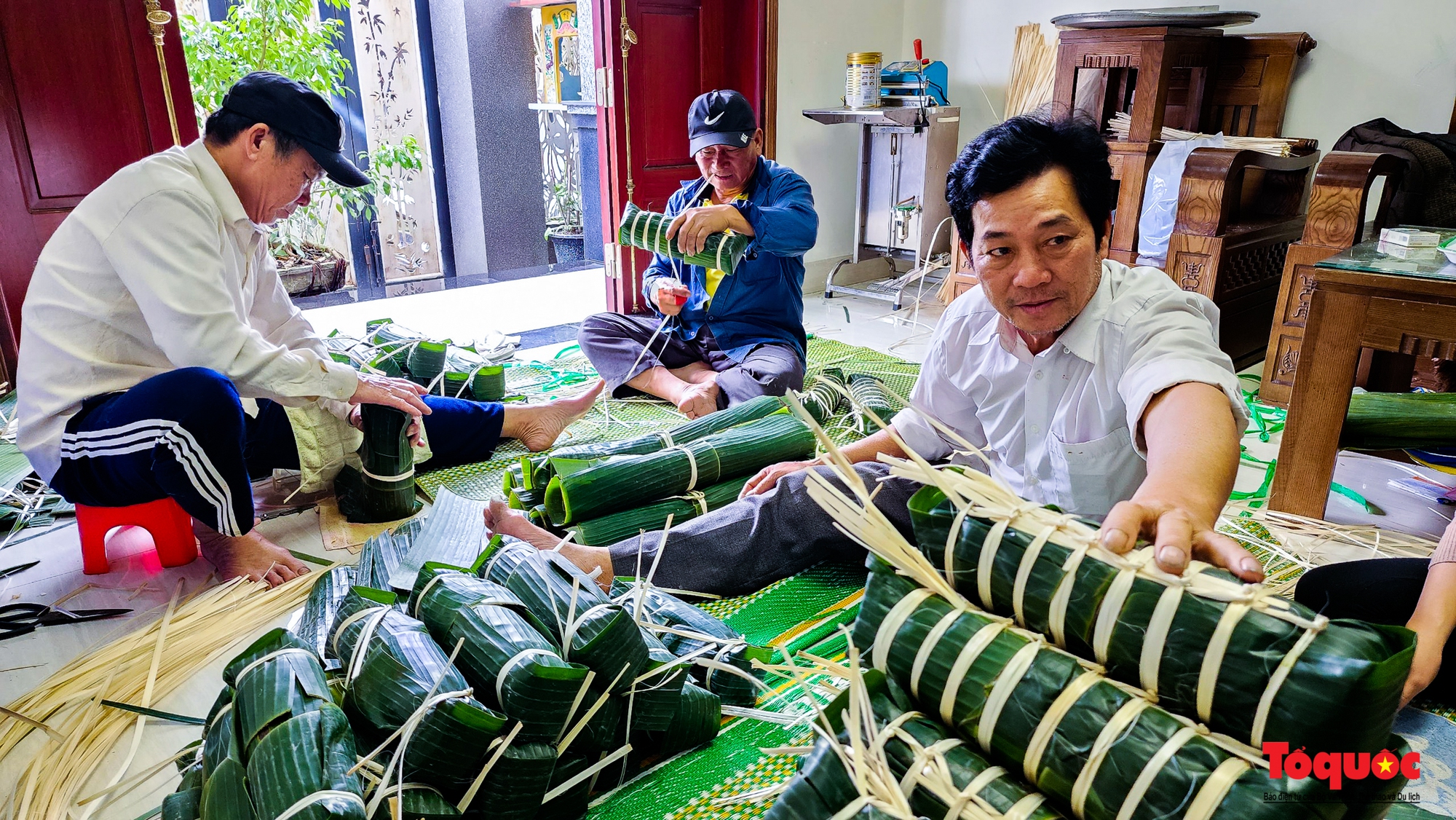 Làng làm bánh tét, bánh chưng nức danh xứ Huế hối hả vào vụ Tết - Ảnh 10.