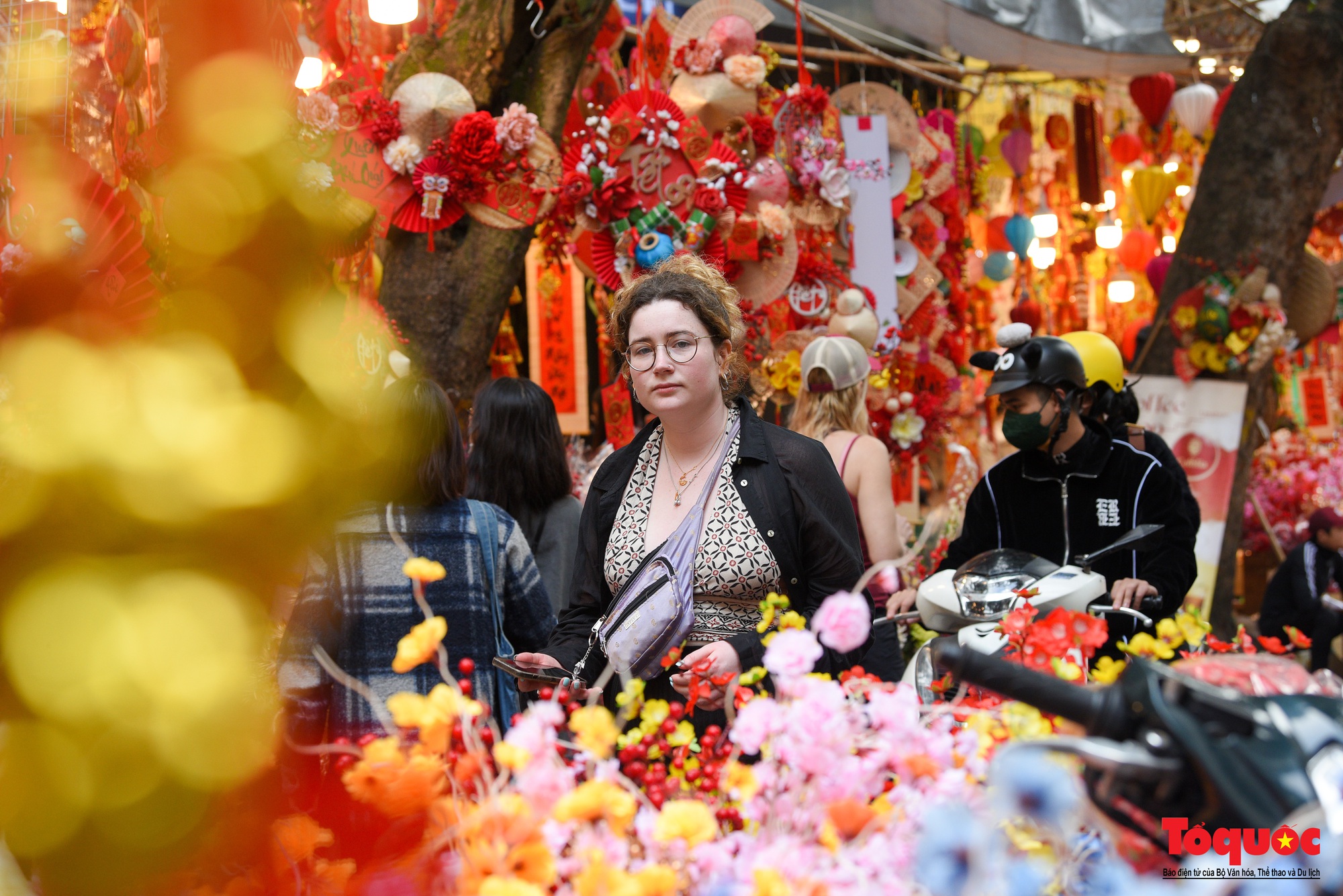 Du khách nước ngoài thích thú với chợ hoa Hàng Lược - Ảnh 18.