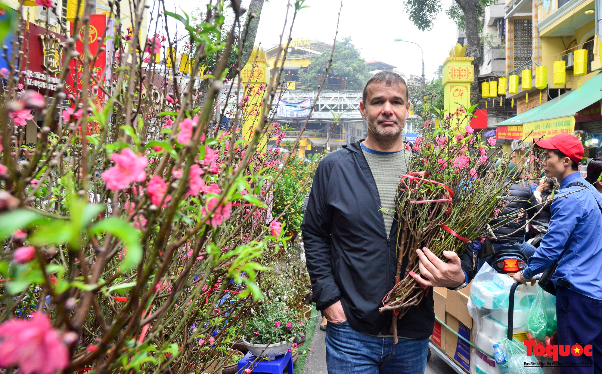 Du khách nước ngoài thích thú với chợ hoa Hàng Lược - Ảnh 4.