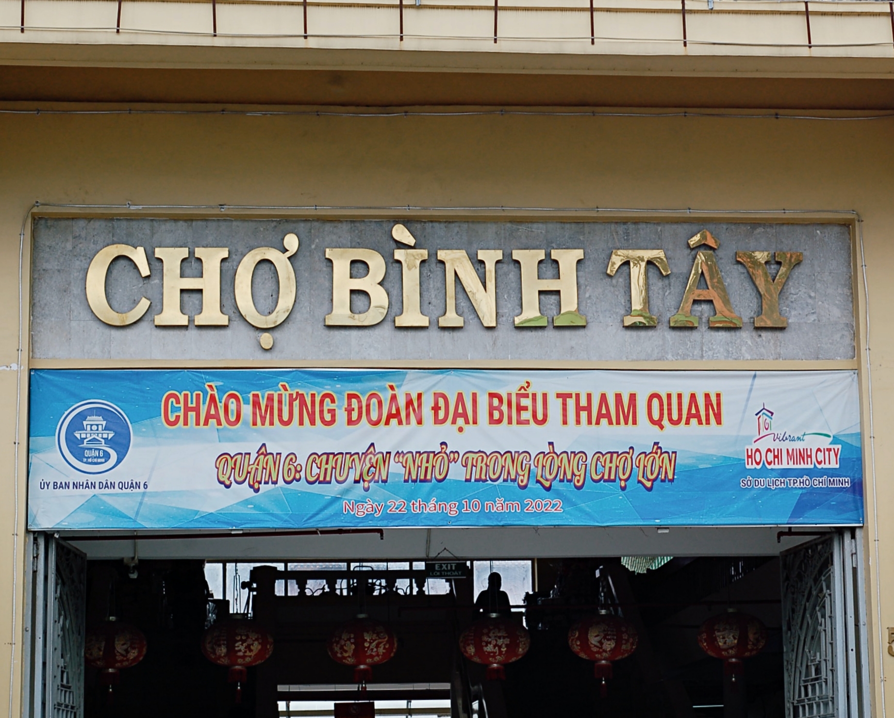 Chợ Bình Tây tấp nập người ra vào, tiểu thương vẫn 'tiếc hùi hụi' nhiều năm trước - Ảnh 1.