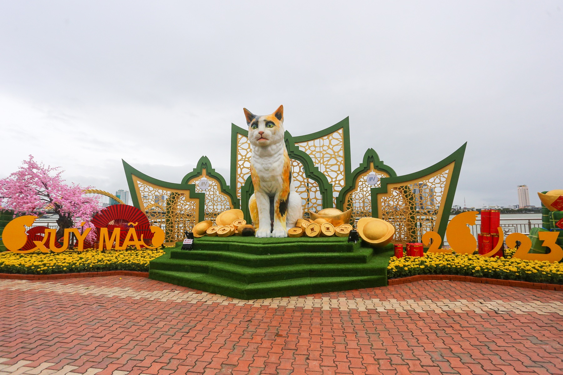 Lộ diện đàn linh vật mèo đủ sắc thái tại đường hoa Xuân Đà Nẵng - Ảnh 5.