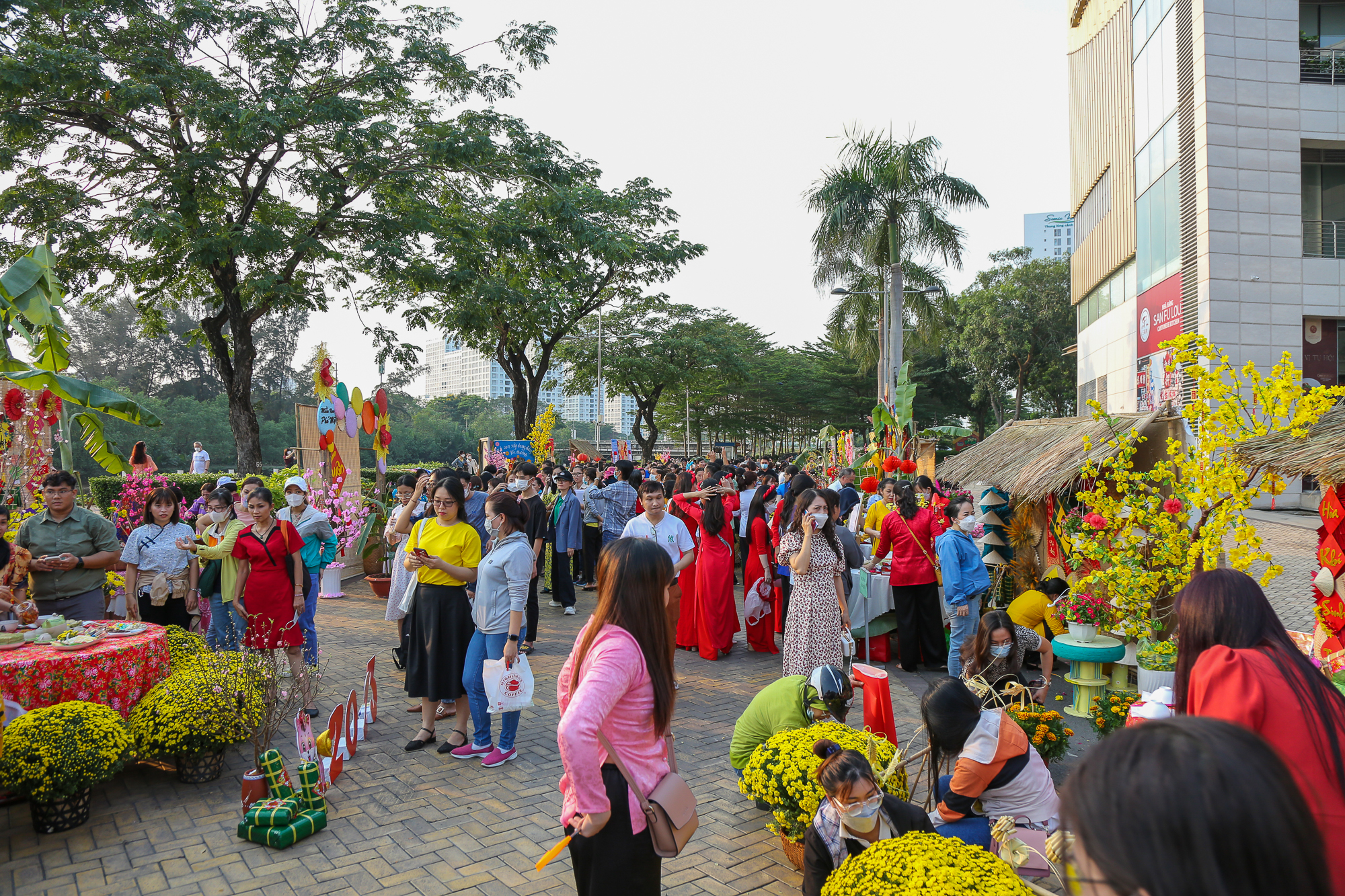 Cận cảnh đường hoa Phú Mỹ Hưng tái hiện văn hoá đón Tết của Việt Nam và 3 nước  - Ảnh 3.