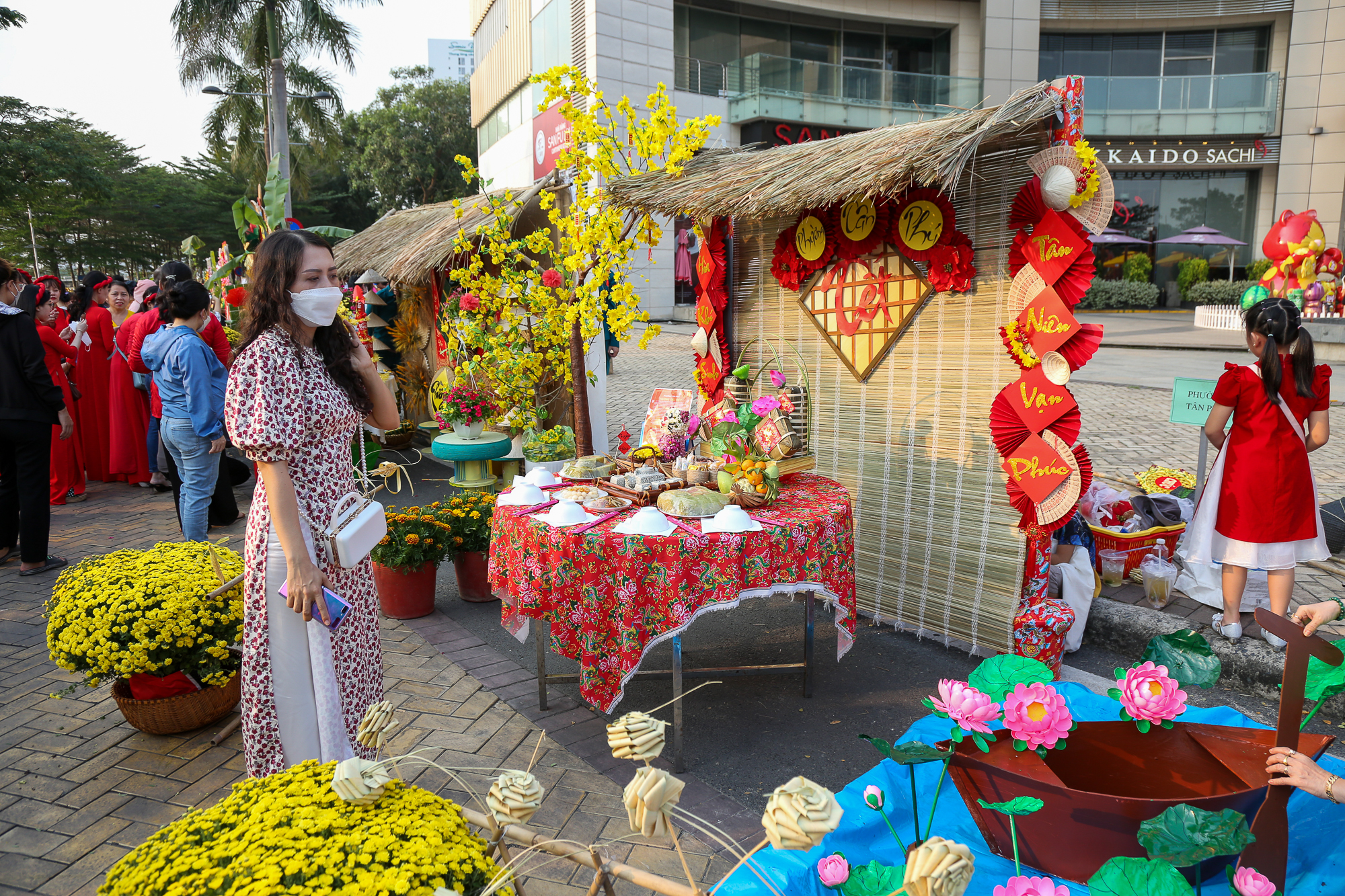 Cận cảnh đường hoa Phú Mỹ Hưng tái hiện văn hoá đón Tết của Việt Nam và 3 nước  - Ảnh 4.