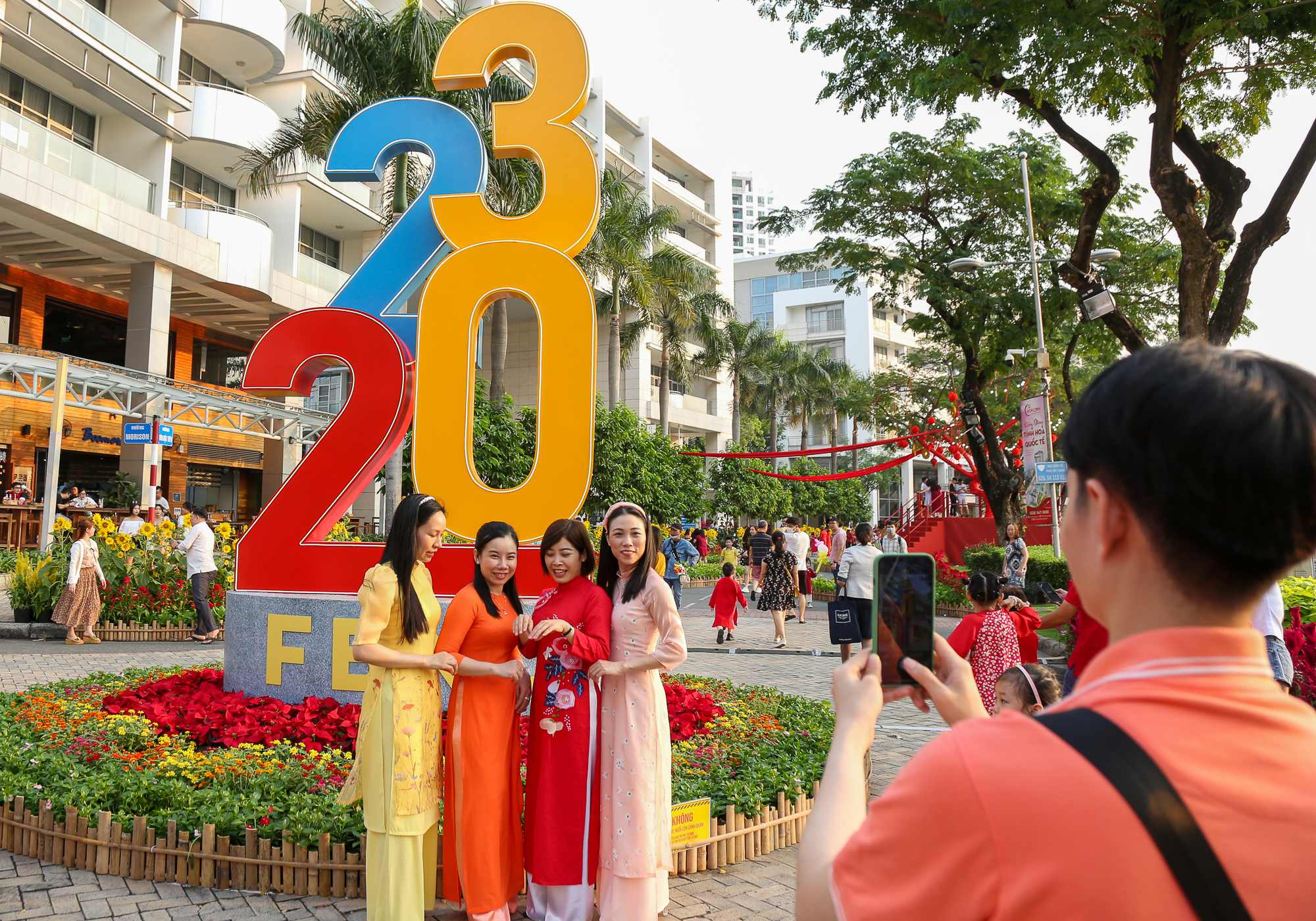 Cận cảnh đường hoa Phú Mỹ Hưng tái hiện văn hoá đón Tết của Việt Nam và 3 nước  - Ảnh 16.