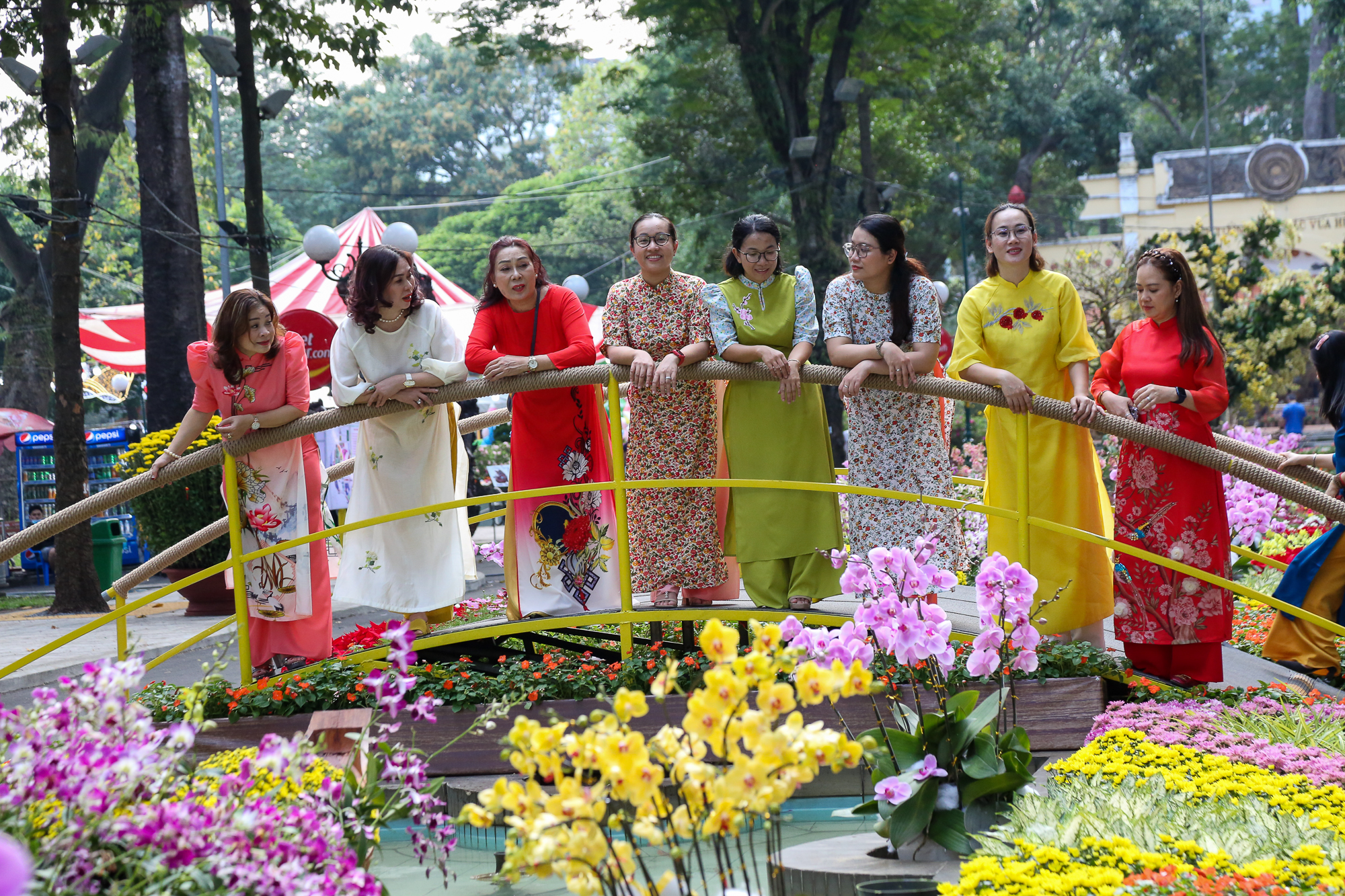 Người dân rạng rỡ diện áo dài đến Hội hoa xuân lớn nhất TP.HCM chơi Tết - Ảnh 3.