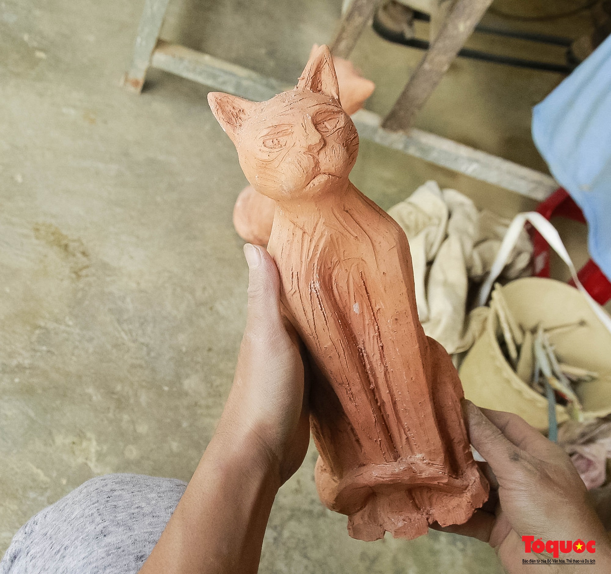 Tết Quý Mão, về làng gốm hàng trăm năm tuổi xem nghệ nhân làm tượng mèo - Ảnh 11.