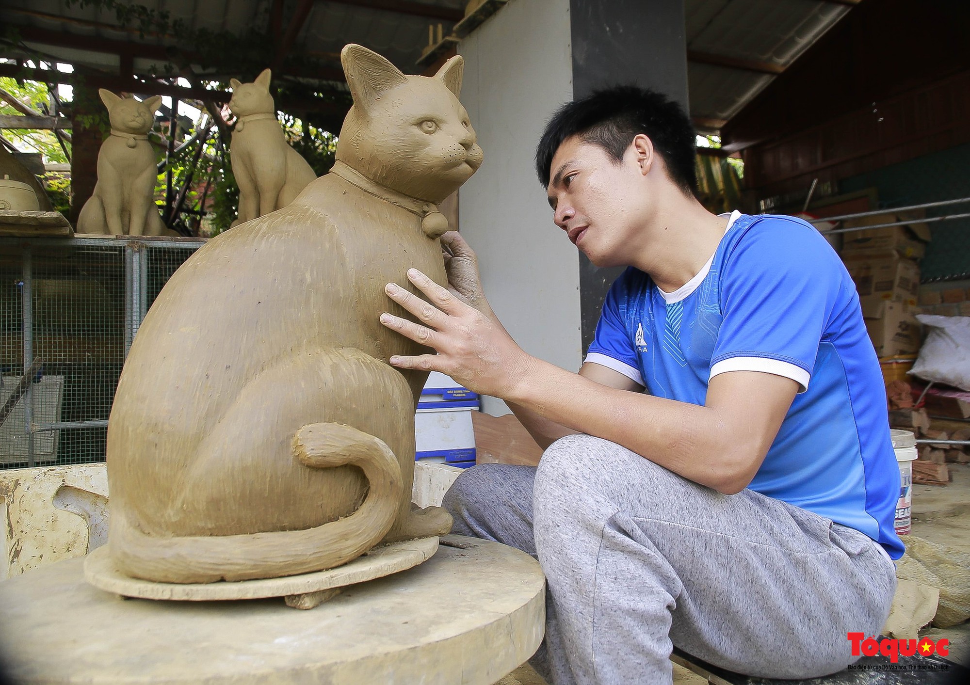 Tết Quý Mão, về làng gốm hàng trăm năm tuổi xem nghệ nhân làm tượng mèo - Ảnh 6.
