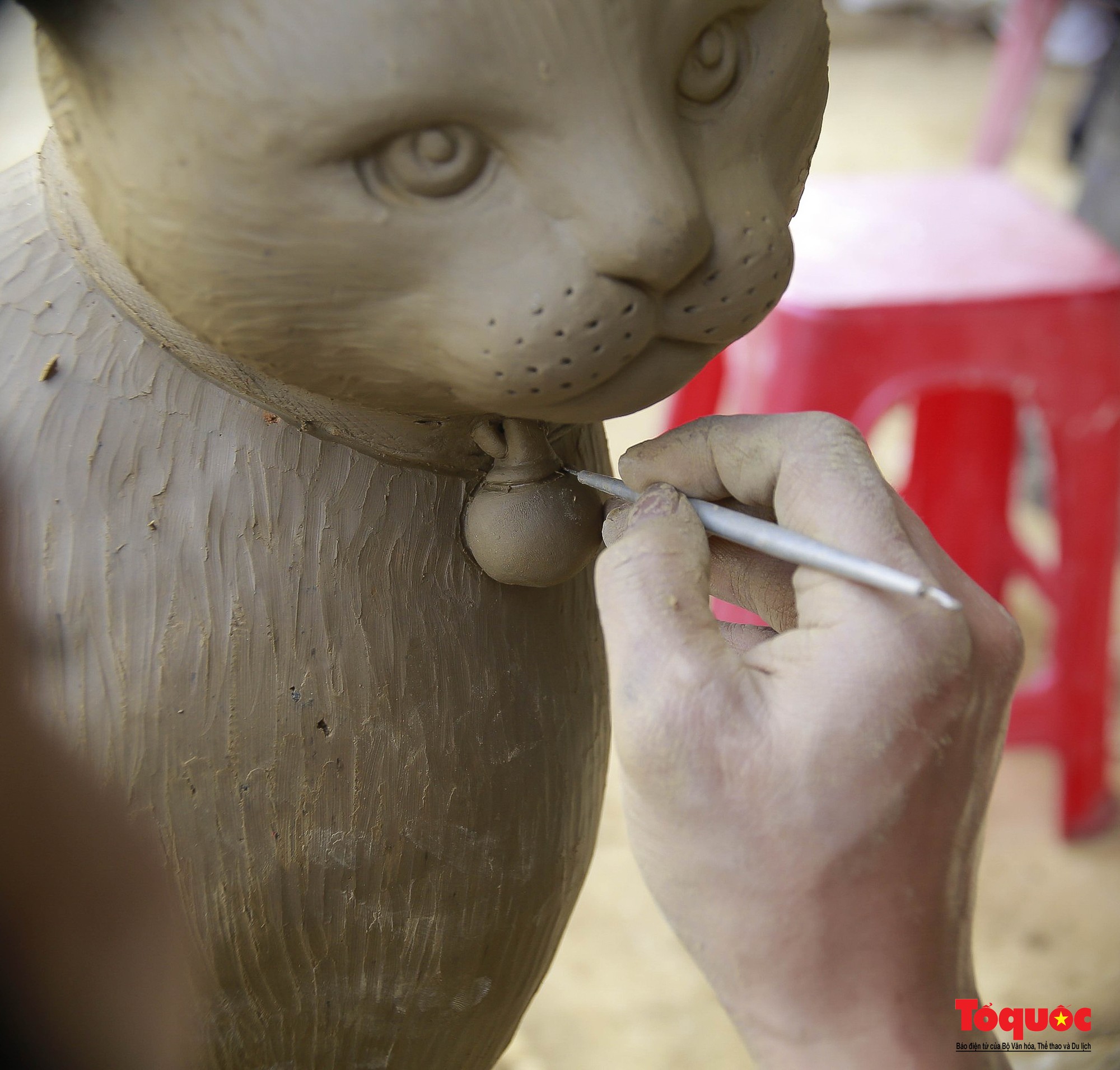 Tết Quý Mão, về làng gốm hàng trăm năm tuổi xem nghệ nhân làm tượng mèo - Ảnh 7.