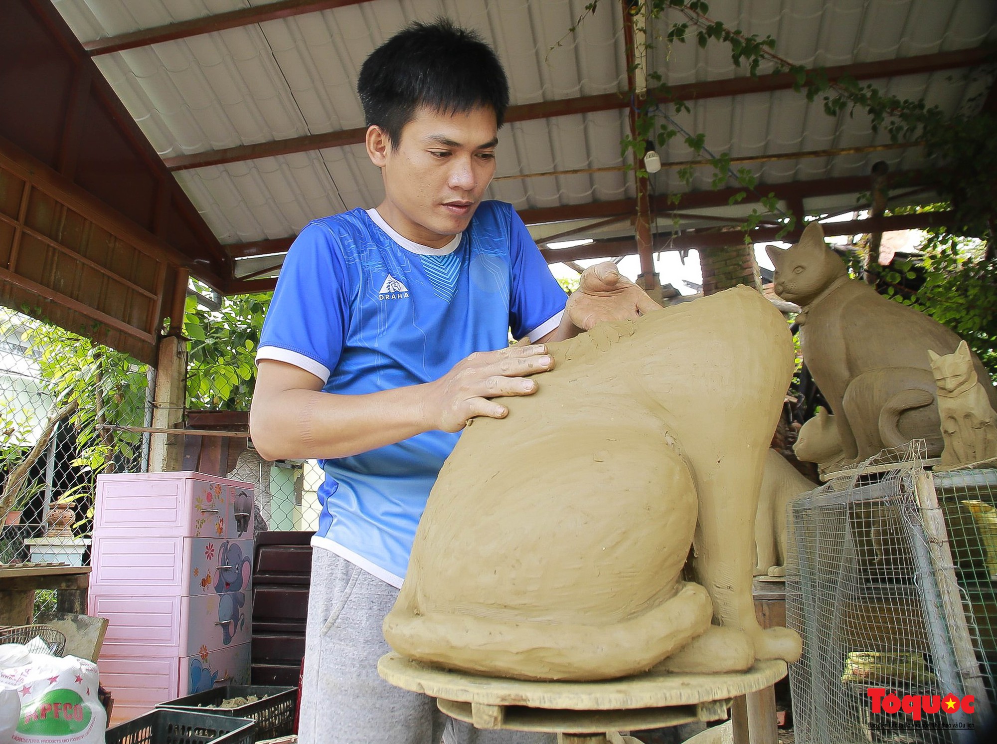 Tết Quý Mão, về làng gốm hàng trăm năm tuổi xem nghệ nhân làm tượng mèo - Ảnh 4.