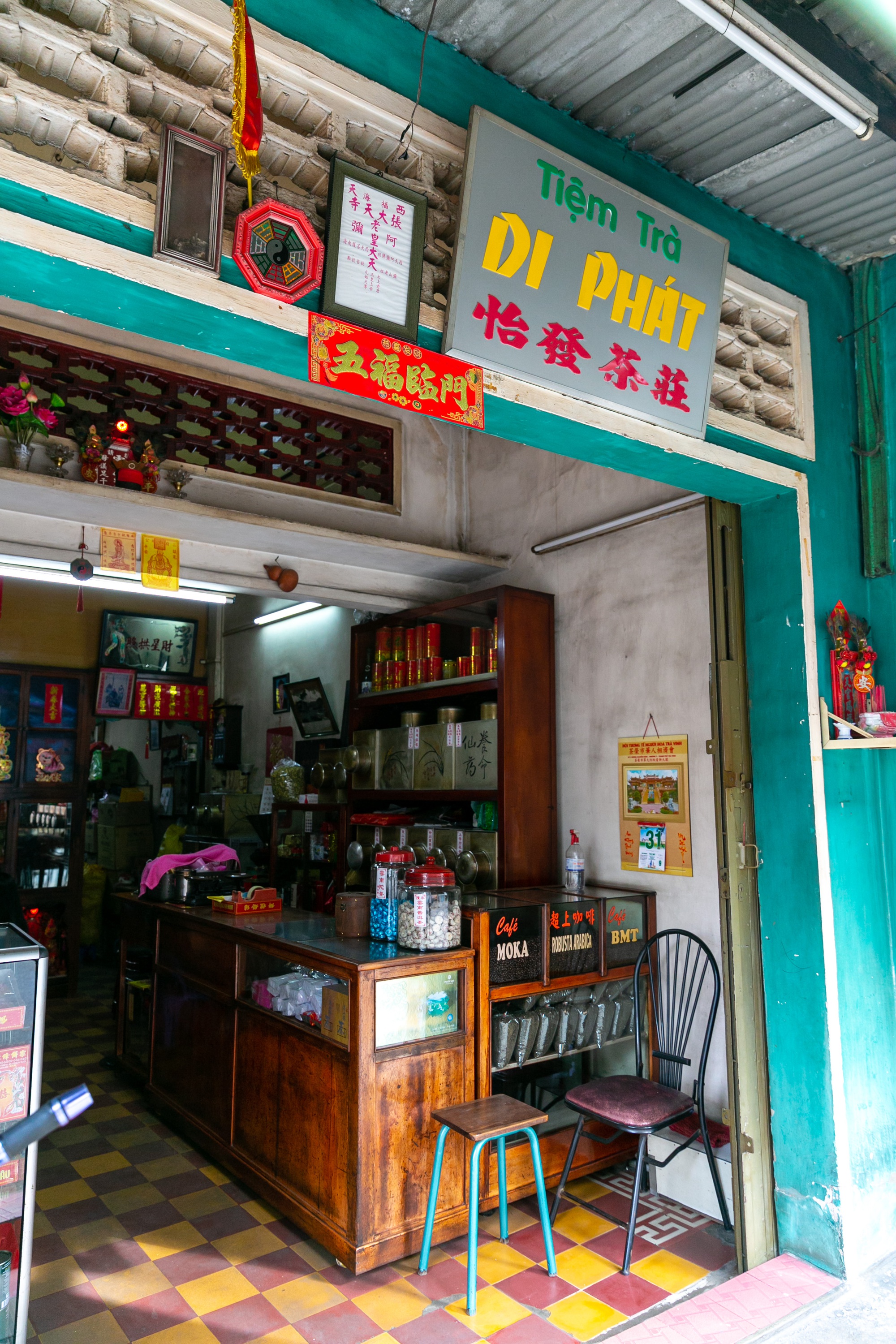 Tiệm trà 70 năm tuổi tại TP.HCM truyền đời xuyên biên giới với công thức làm ra hai loại trà quý - Ảnh 2.