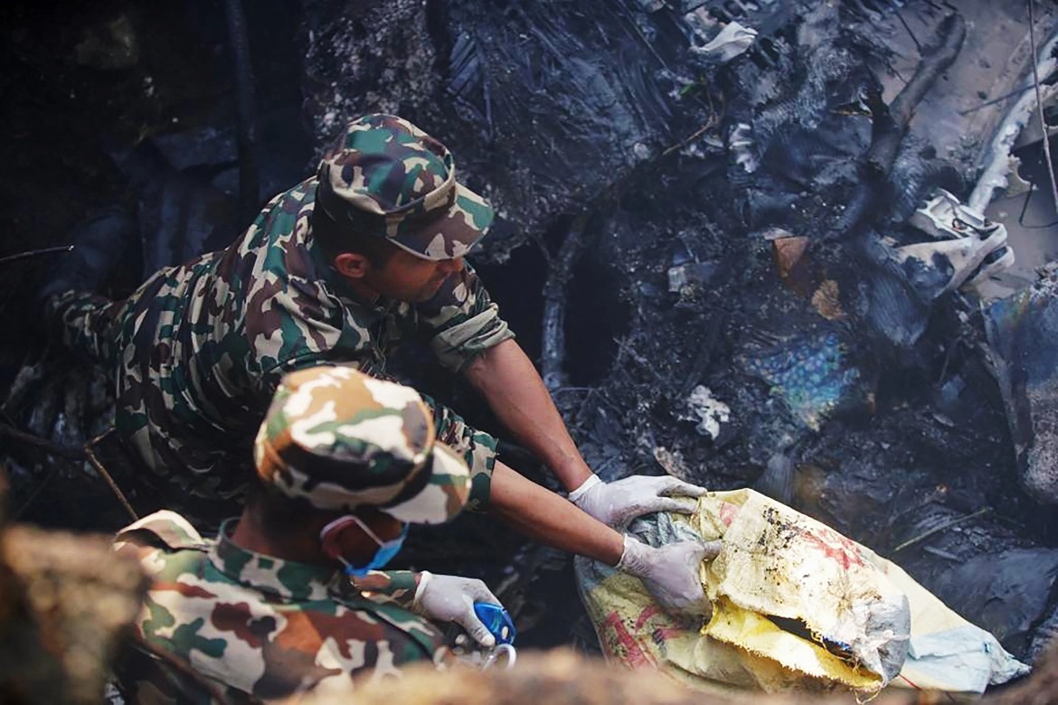 Toàn cảnh vụ máy bay rơi ở Nepal: Vụ tai nạn hàng không thảm khốc nhất tại quốc gia Nam Á trong 30 năm, tiếng kêu cứu tuyệt vọng vào phút cuối - Ảnh 2.