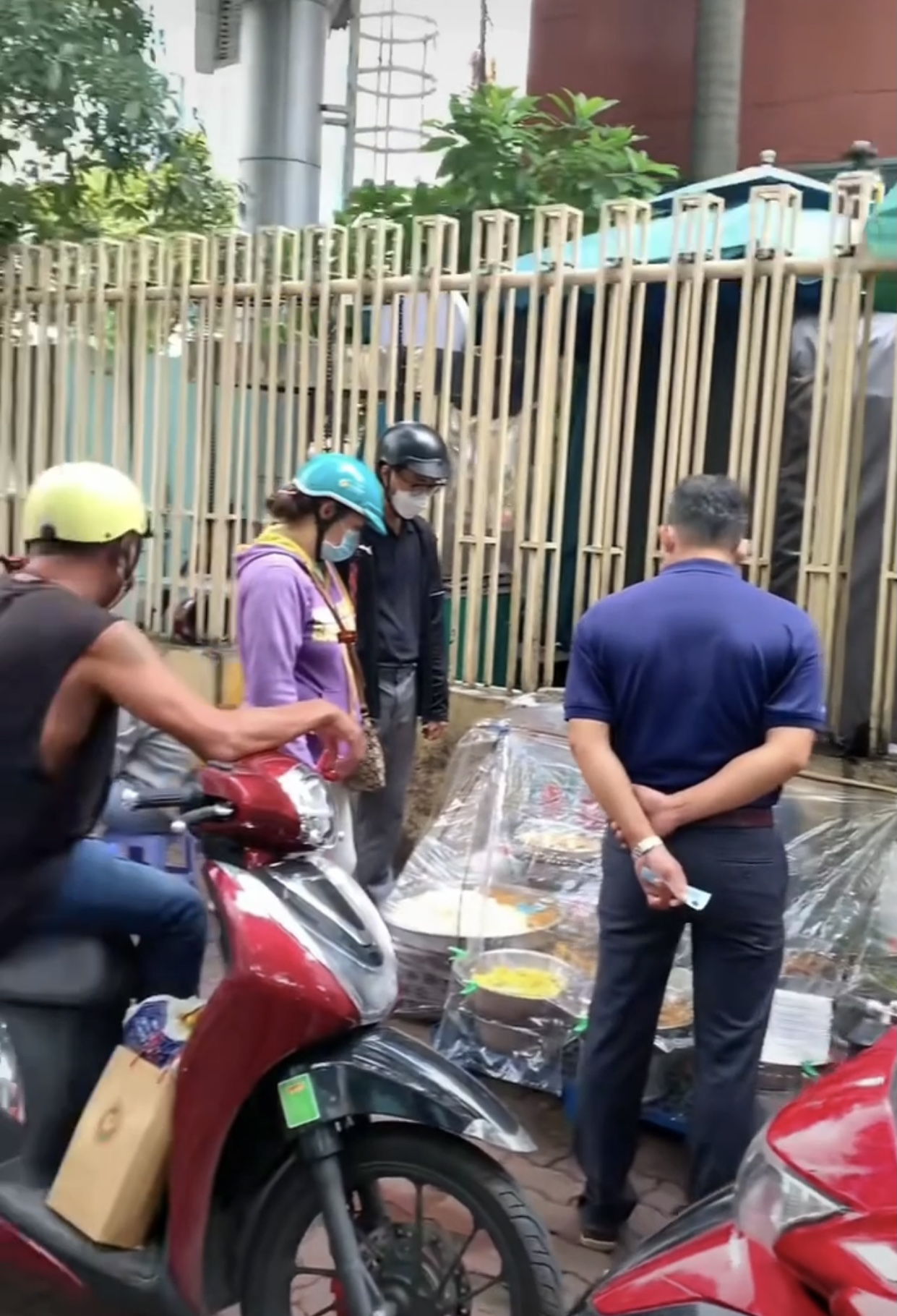 Gánh hàng ăn sáng rẻ nhất nhì ở quận 1: Bán tận 7 món với vô vàn nguyên liệu, phần 20k ăn no “lặc lè” - Ảnh 3.