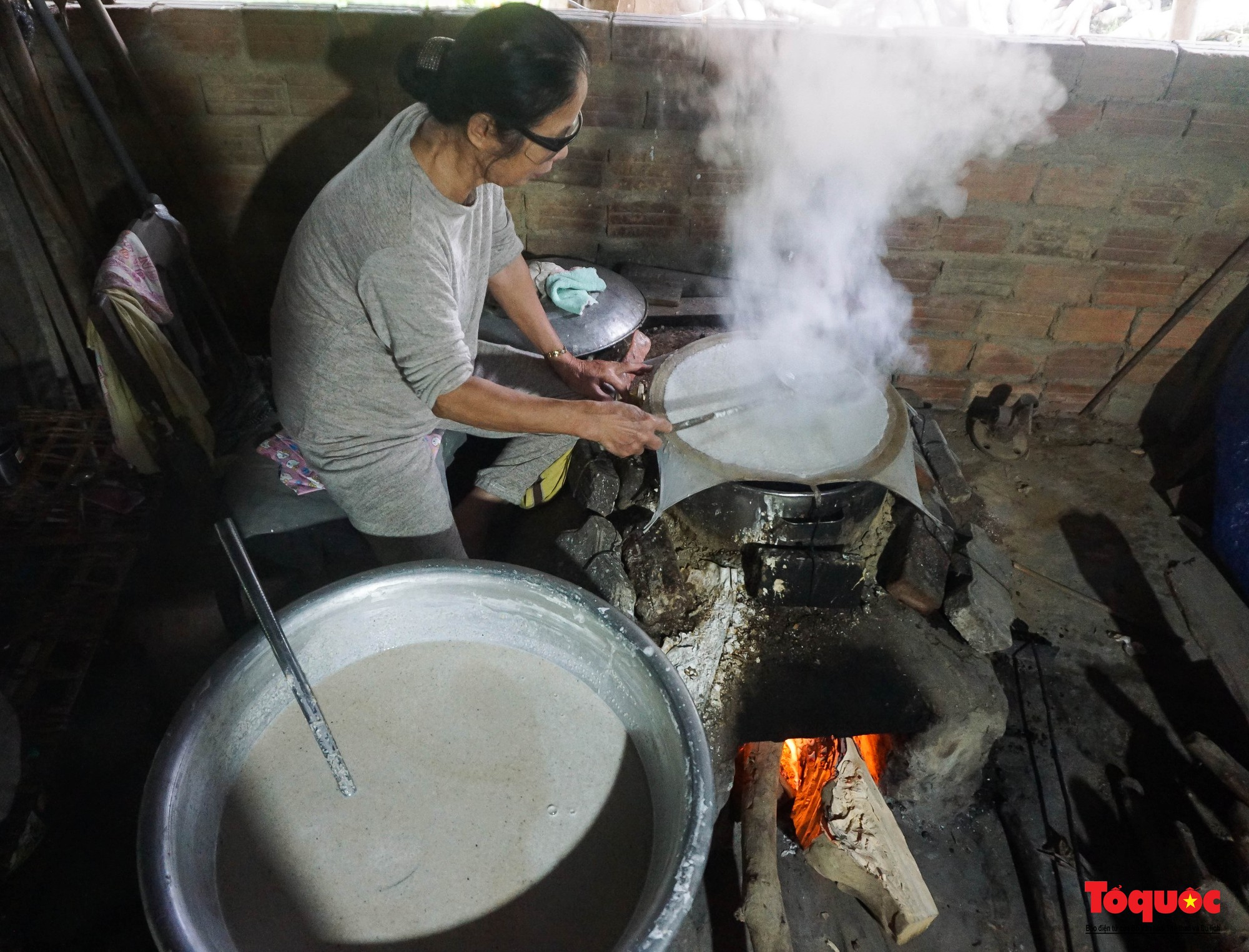 Ngày xuân về làng nghề 500 năm tuổi xem người dân làm loại bánh “chữ O” thơm ngon  - Ảnh 7.