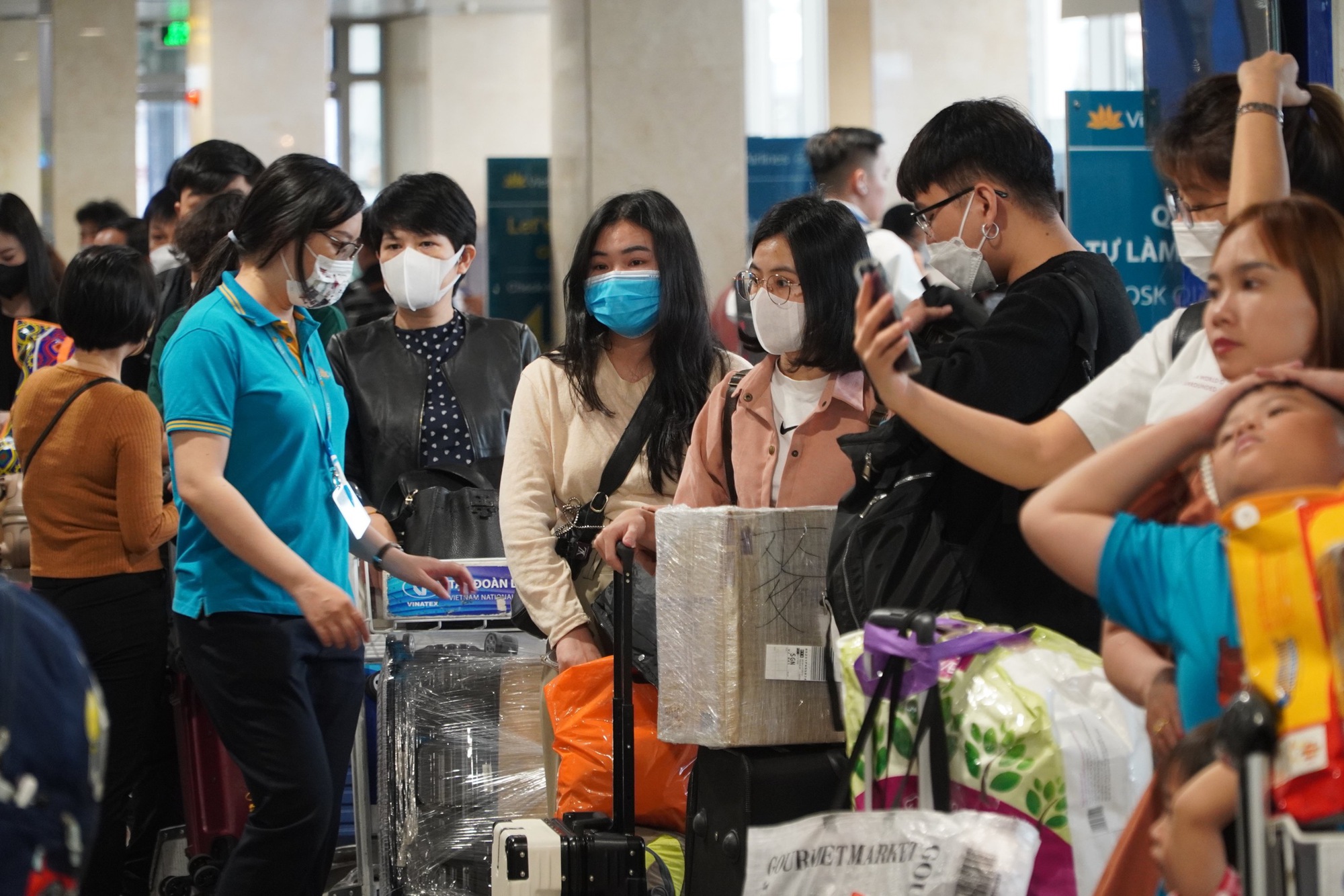 Chiều tối 27 Tết, người đông nghẹt ở sân bay Tân Sơn Nhất chờ về quê đón Tết: Mua vé trước nhiều tháng vẫn chưa mua được vé khứ hồi  - Ảnh 2.