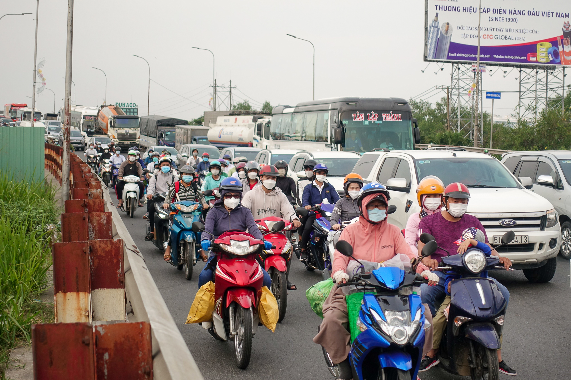 Người dân về quê ăn Tết nhận được món quà bất ngờ từ CSGT TP.HCM  - Ảnh 1.