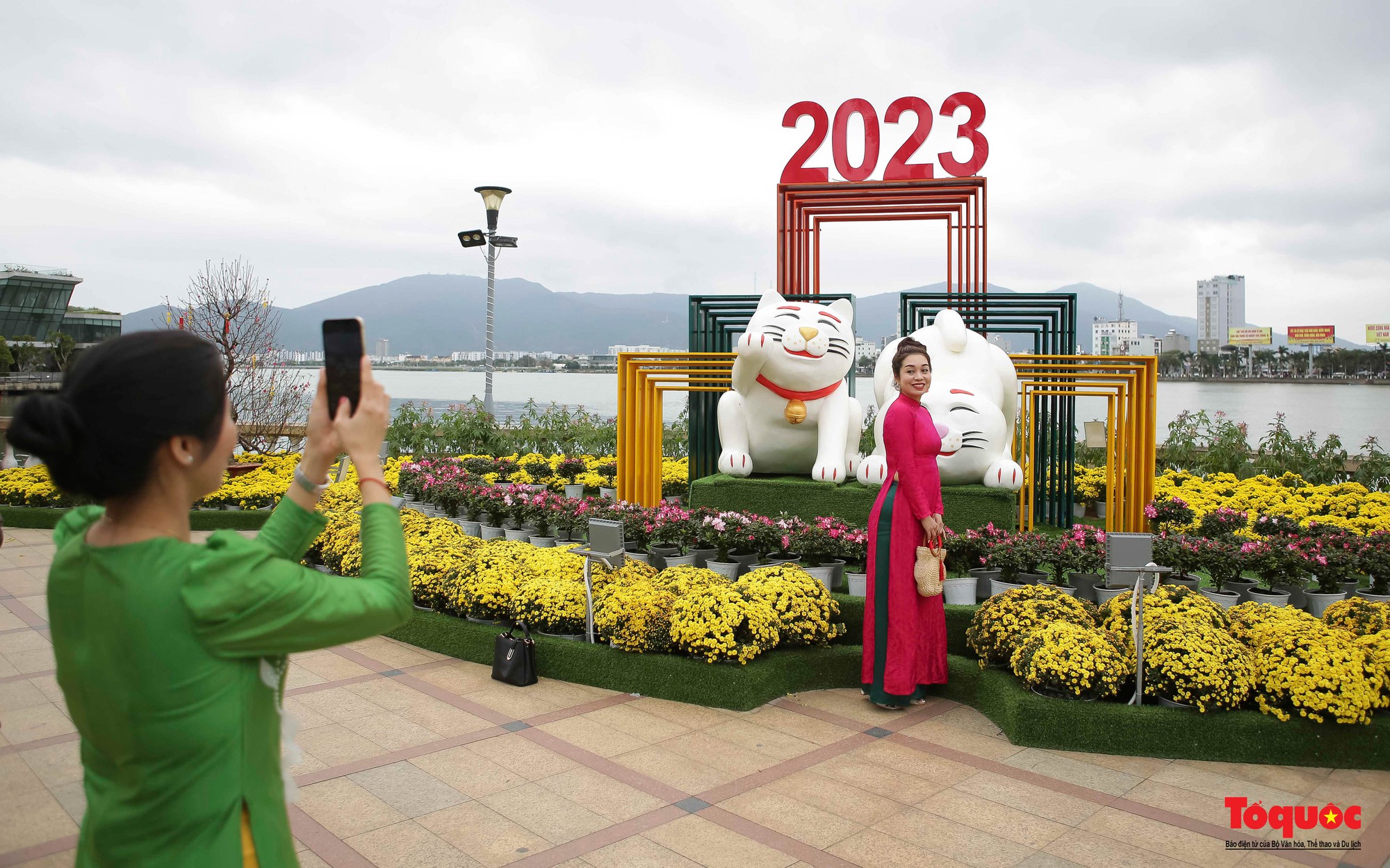 Người dân và du khách thích thú &quot;check-in&quot; đường hoa xuân Đà Nẵng 2023 - Ảnh 13.