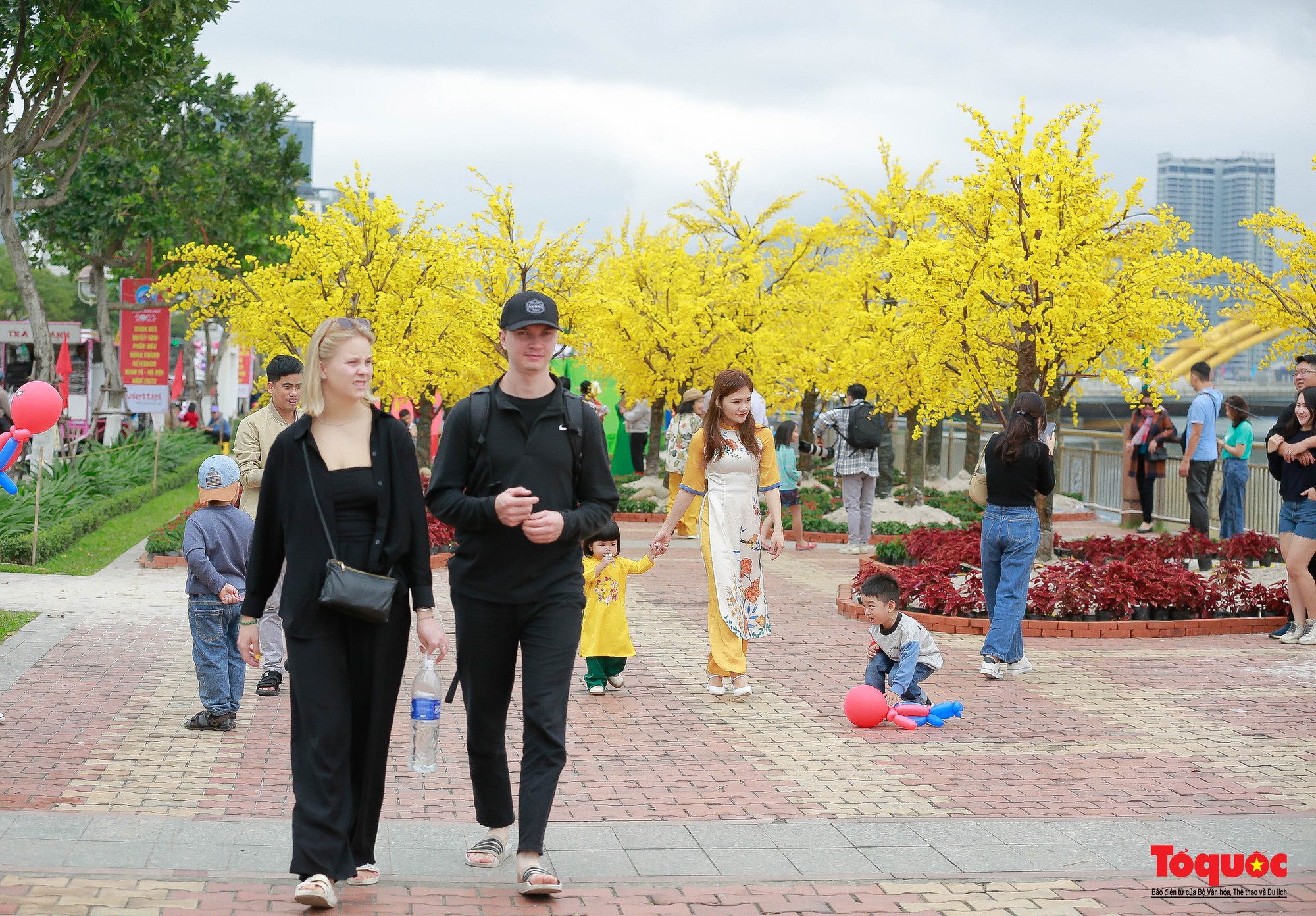 Người dân và du khách thích thú &quot;check-in&quot; đường hoa xuân Đà Nẵng 2023 - Ảnh 6.