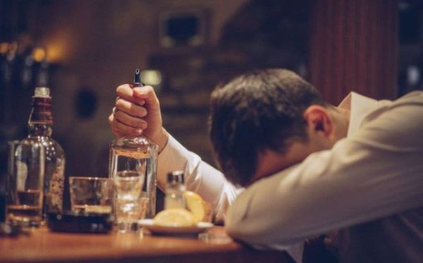 5 lưu ý uống rượu để tránh nguy cơ đột quỵ, đột tử trong ngày Tết - Ảnh 1.