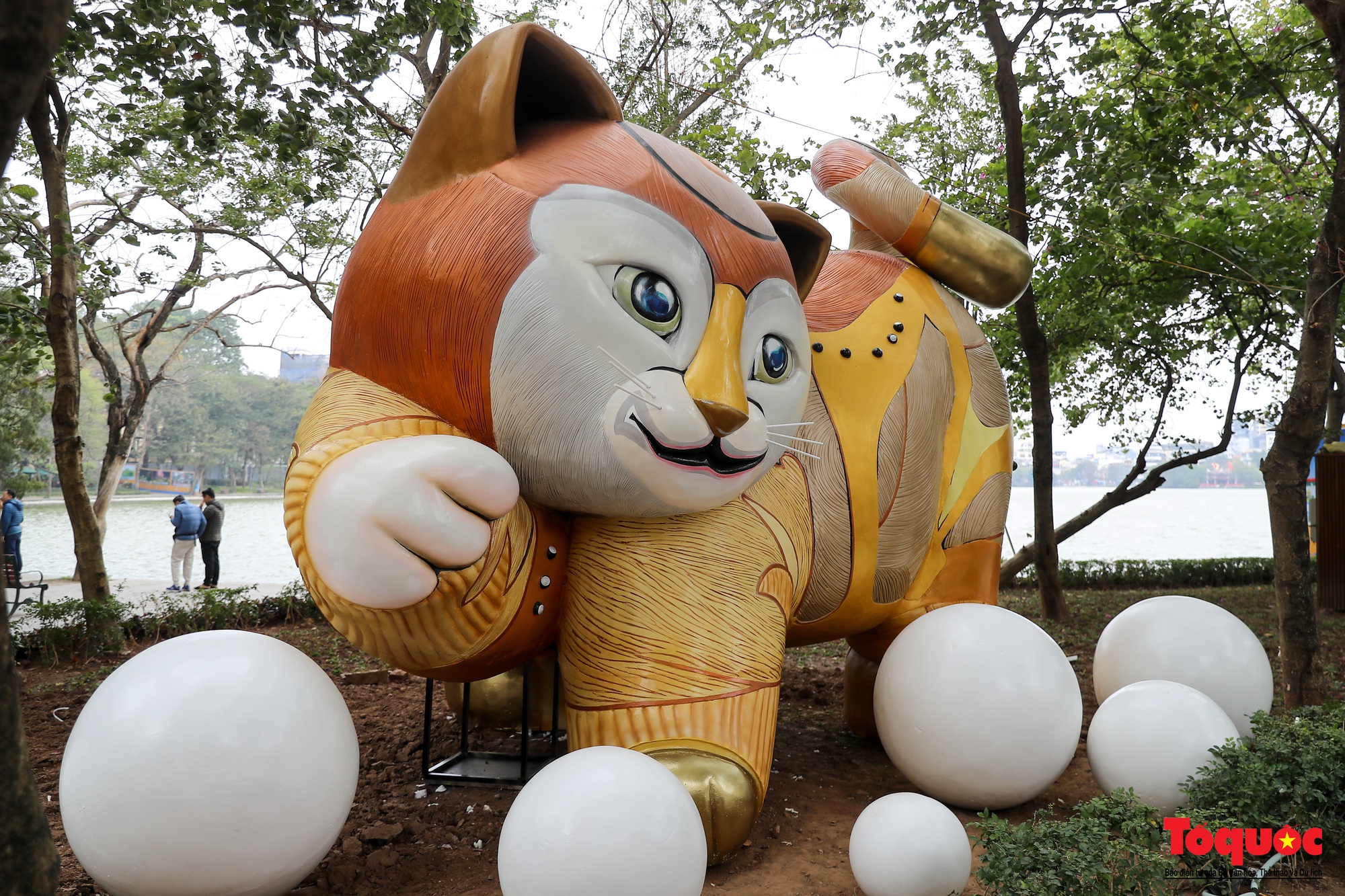 Hà Nội: Linh vật mèo ngộ nghĩnh ở hồ Gươm thu hút nhiều người xem - Ảnh 3.
