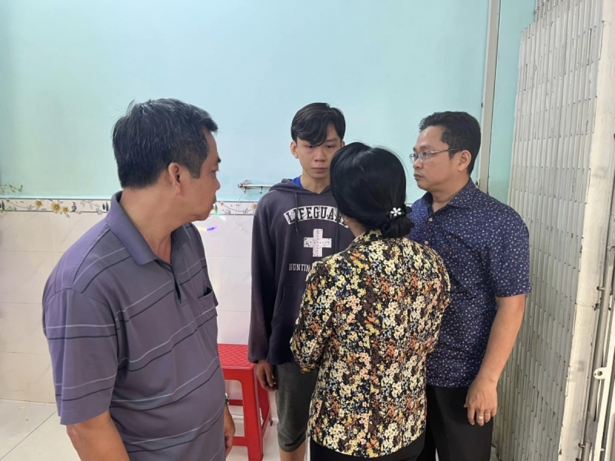 TP.HCM hỗ trợ gia đình nữ sinh tử vong trong vụ sập cửa hàng Circle K 40 triệu đồng - Ảnh 2. TP.HCM hỗ trợ gia đình nữ sinh tử vong trong vụ sập cửa hàng Circle K 40 triệu đồng - Ảnh 2.