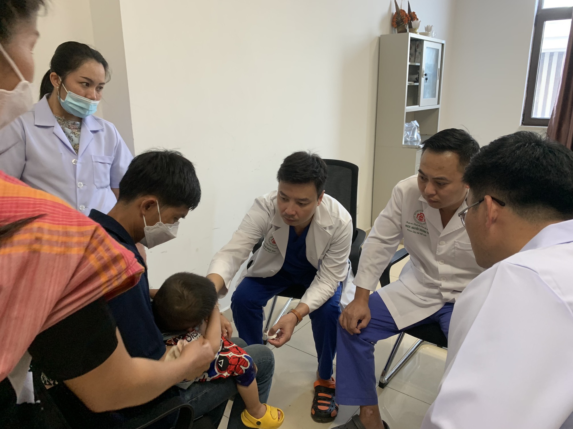 Chuyến công tác “đặc biệt” của vị bác sĩ bệnh viện 108 trên nước bạn Lào - Ảnh 1.