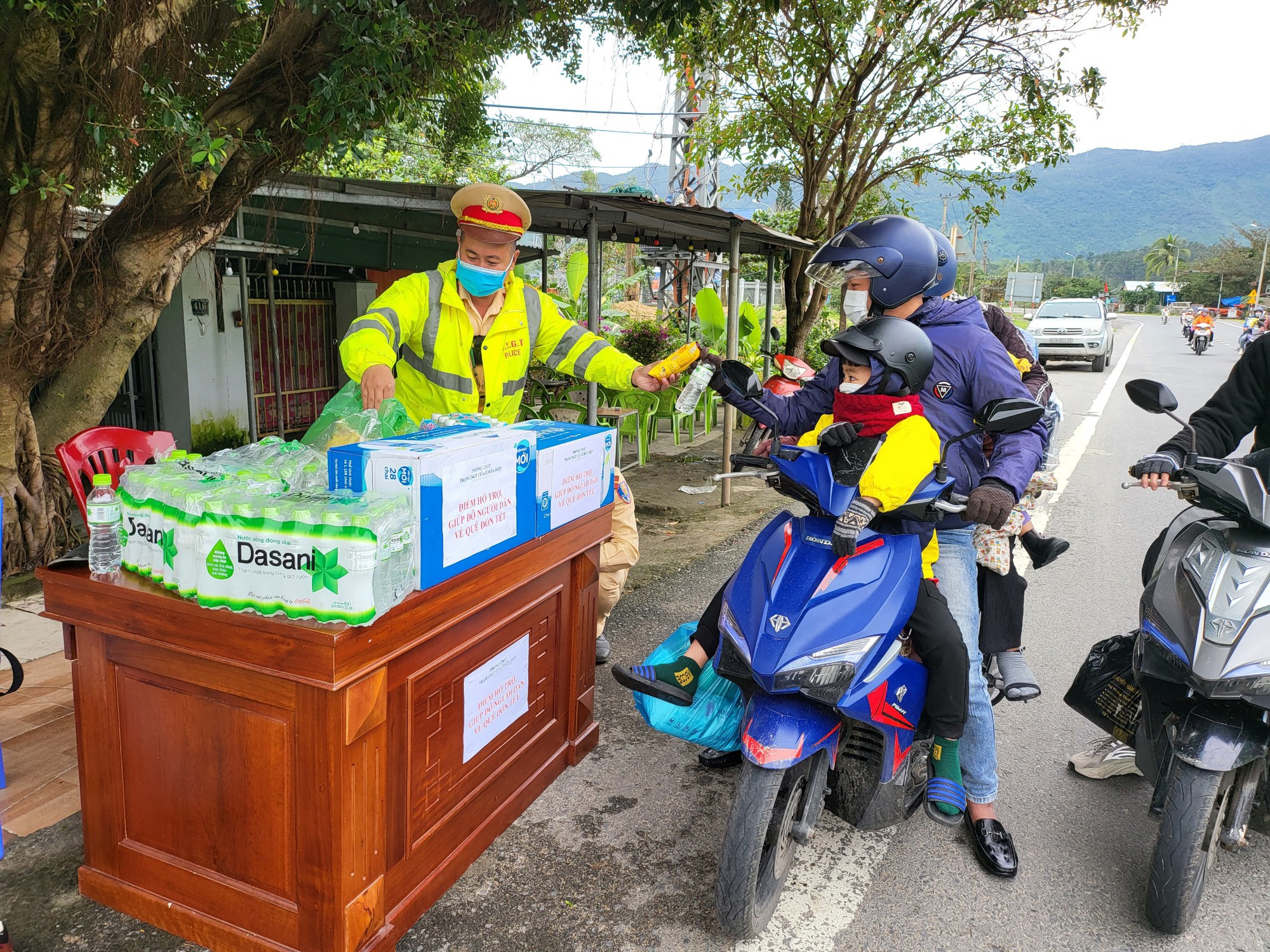 Trên đường về quê ăn Tết, người dân ấm lòng nhận thức ăn, nước uống miễn phí khi qua Đà Nẵng - Ảnh 3.
