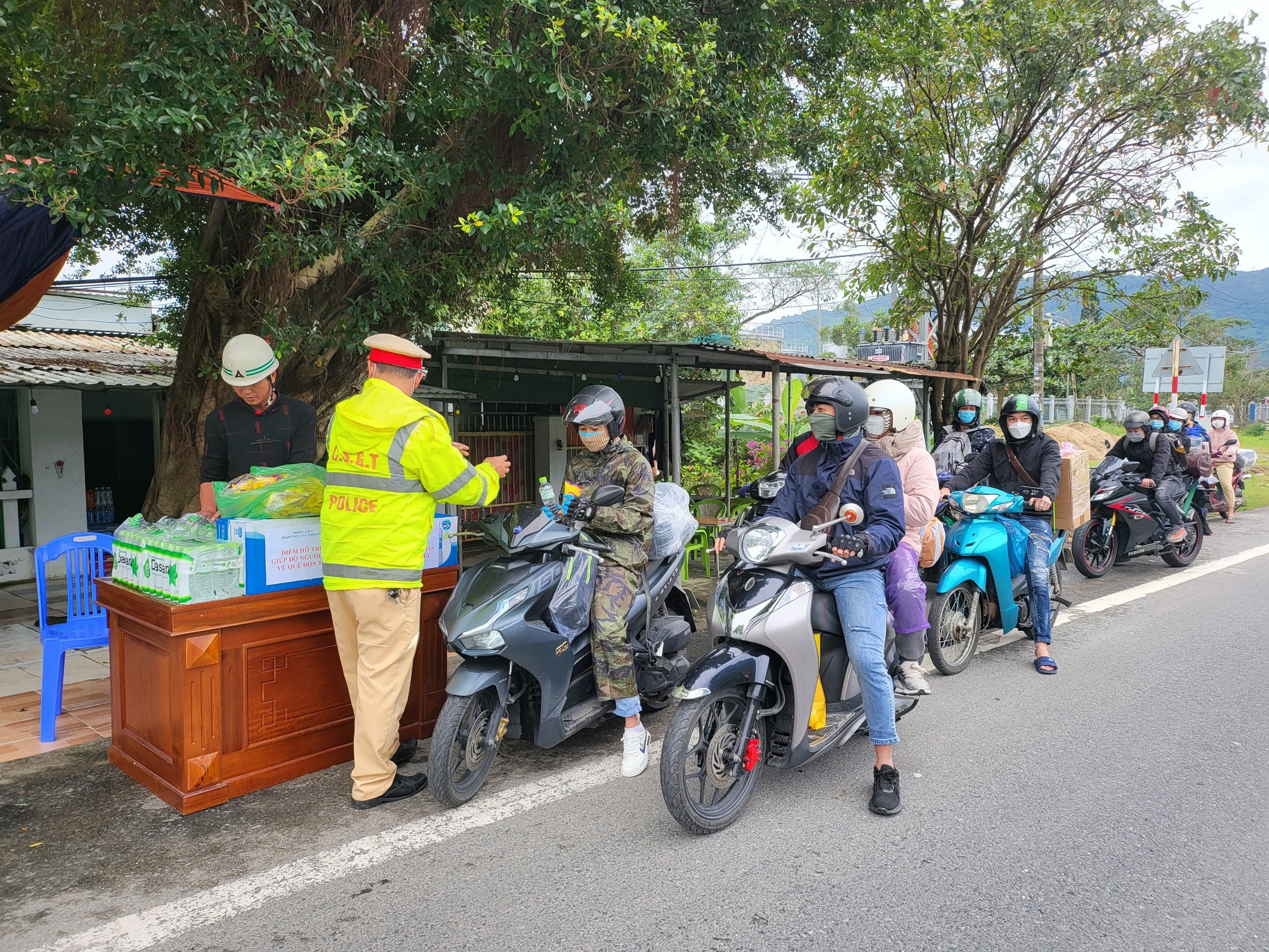 Trên đường về quê ăn Tết, người dân ấm lòng nhận thức ăn, nước uống miễn phí khi qua Đà Nẵng - Ảnh 1.