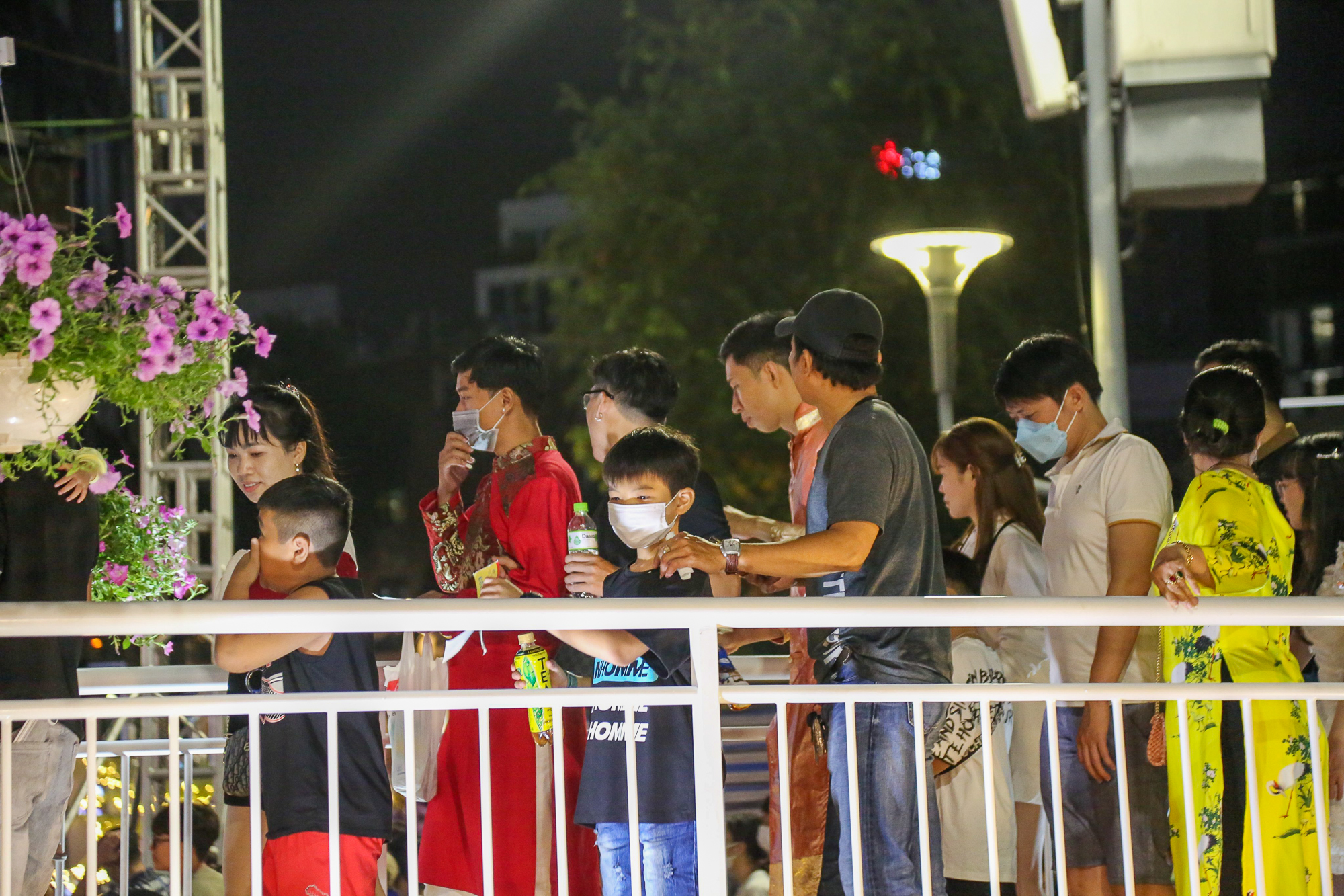 Hàng nghìn người háo hức tham quan đường hoa Nguyễn Huệ Tết Quý Mão trong đêm khai mạc  - Ảnh 9.