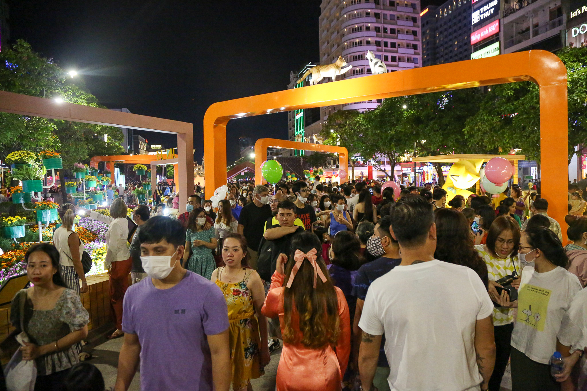 Hàng nghìn người háo hức tham quan đường hoa Nguyễn Huệ Tết Quý Mão trong đêm khai mạc  - Ảnh 3.