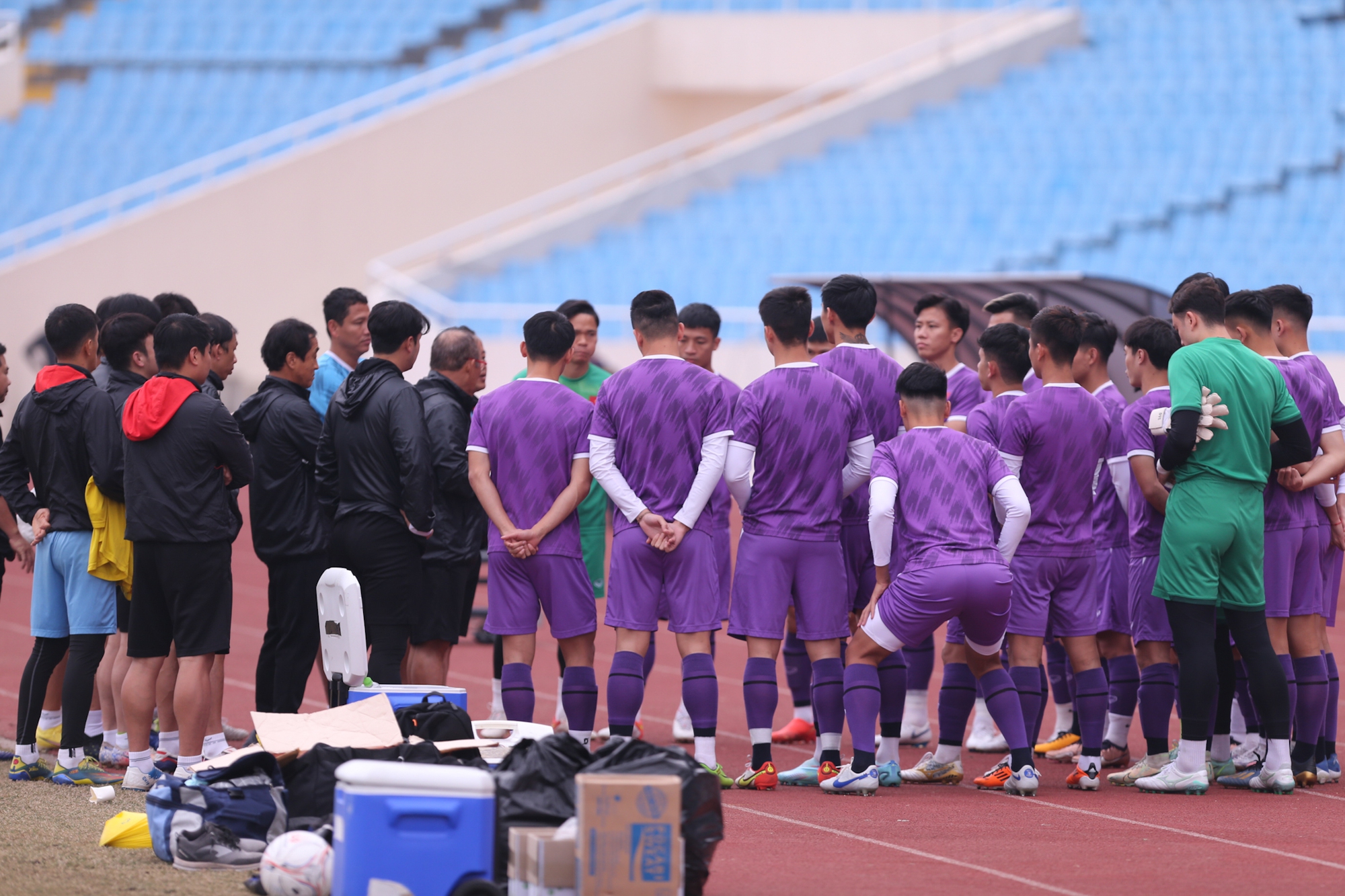 HLV Park Hang-seo kiểm tra sân, đội tuyển Việt Nam đến sớm phải khởi động ngoài đường chạy - Ảnh 9.